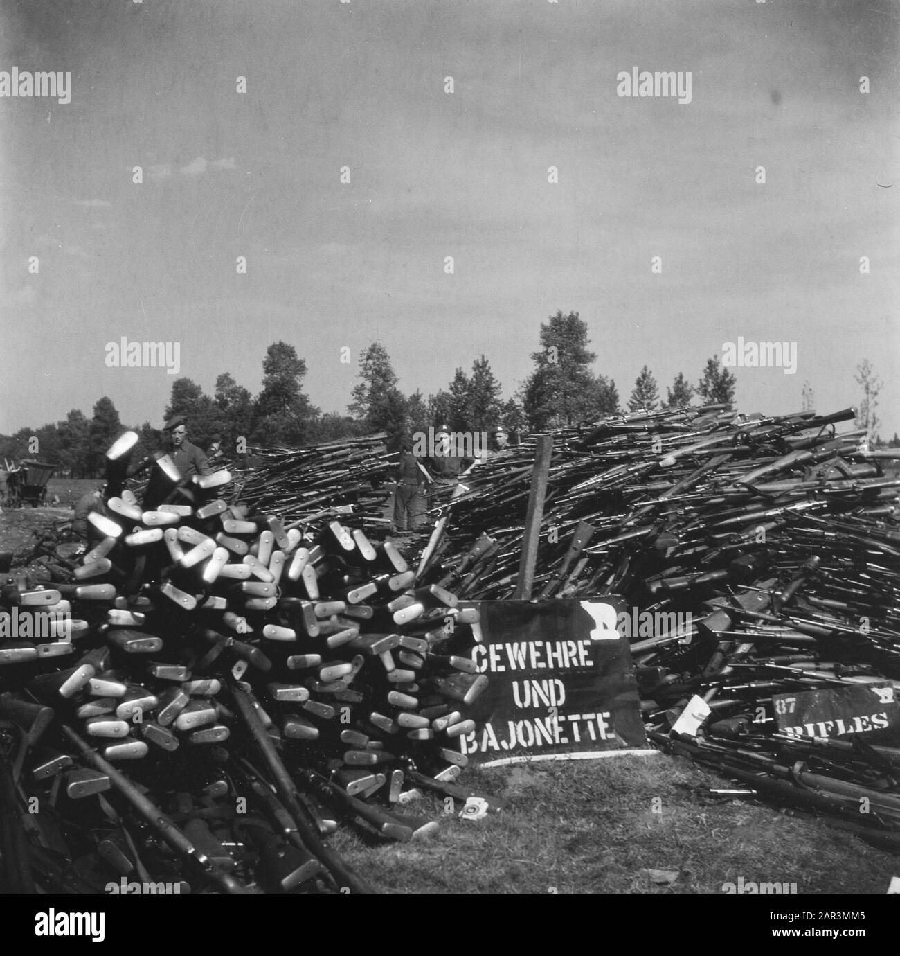 Capitulation: Soest  Shipping weapons by the Germans. Large quantities of German mauserguns are collected on piles in the arms depot in Soest Date: May 10, 1945 Location: Soest, Utrecht (province) Keywords: weapons Stock Photo