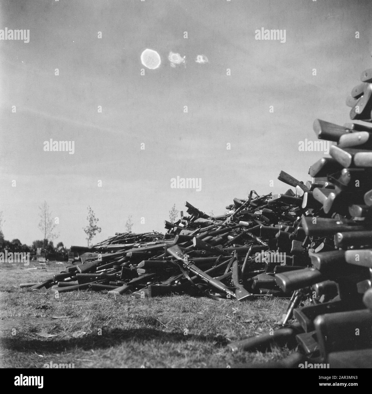 Capitulation: Soest  Shipping weapons by the Germans. Large quantities of German mauserguns are collected on piles in the arms depot in Soest Date: May 10, 1945 Location: Soest, Utrecht (province) Keywords: weapons Stock Photo
