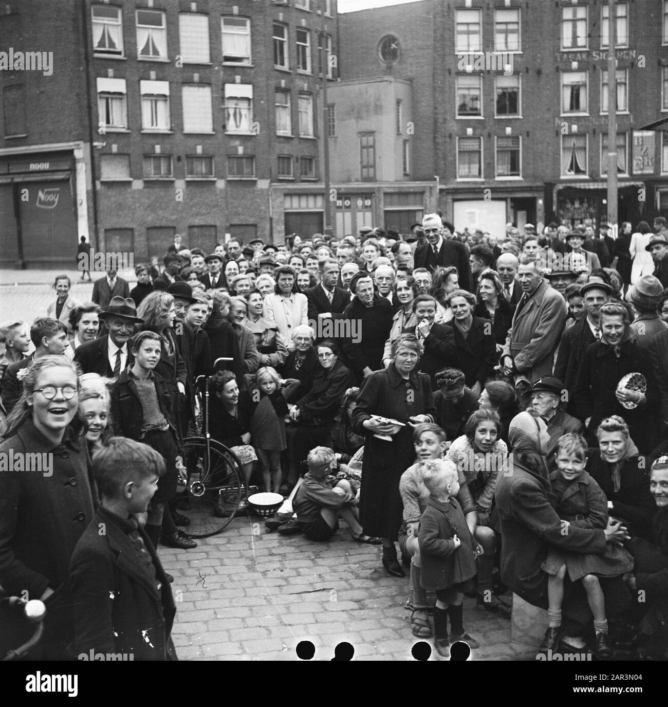 Food supply: distribution  The Amsterdam public eagerly buys the new arrived food Date: June 1945 Location: Amsterdam, Noord-Holland Keywords: Second World War, Food Services Stock Photo