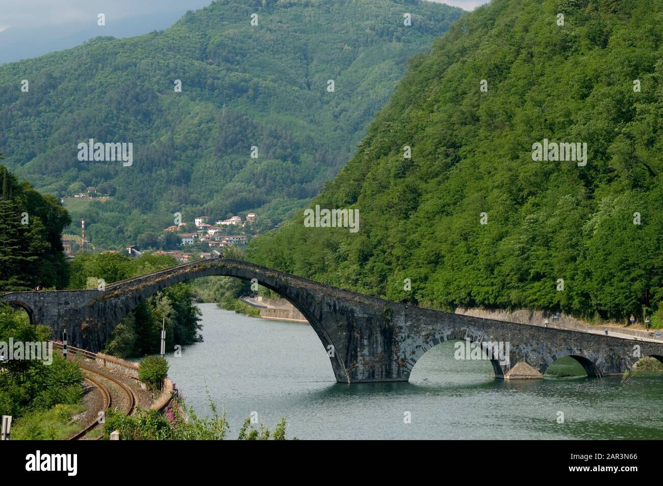 Ponte della Maddalena (Ponte del Diavolo), Borgo a Mozzano, Tuscany, Italy Stock Photo