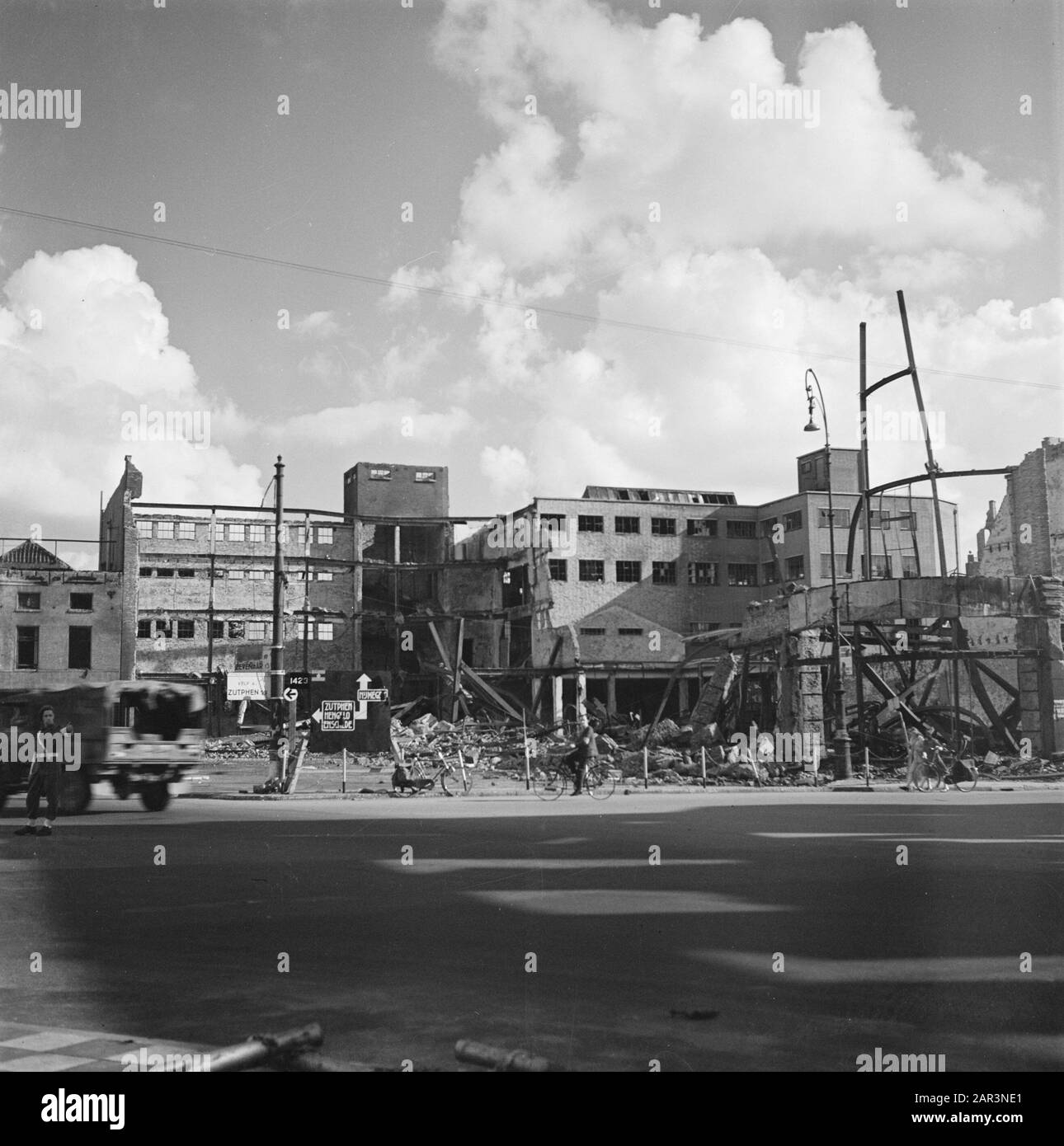 Vernielingen: Arnhem  [destroyed office buildings in the vicinity of the Rijnbrug] Date: June 1945 Location: Arnhem Keywords: Devastation, Second World War Stock Photo