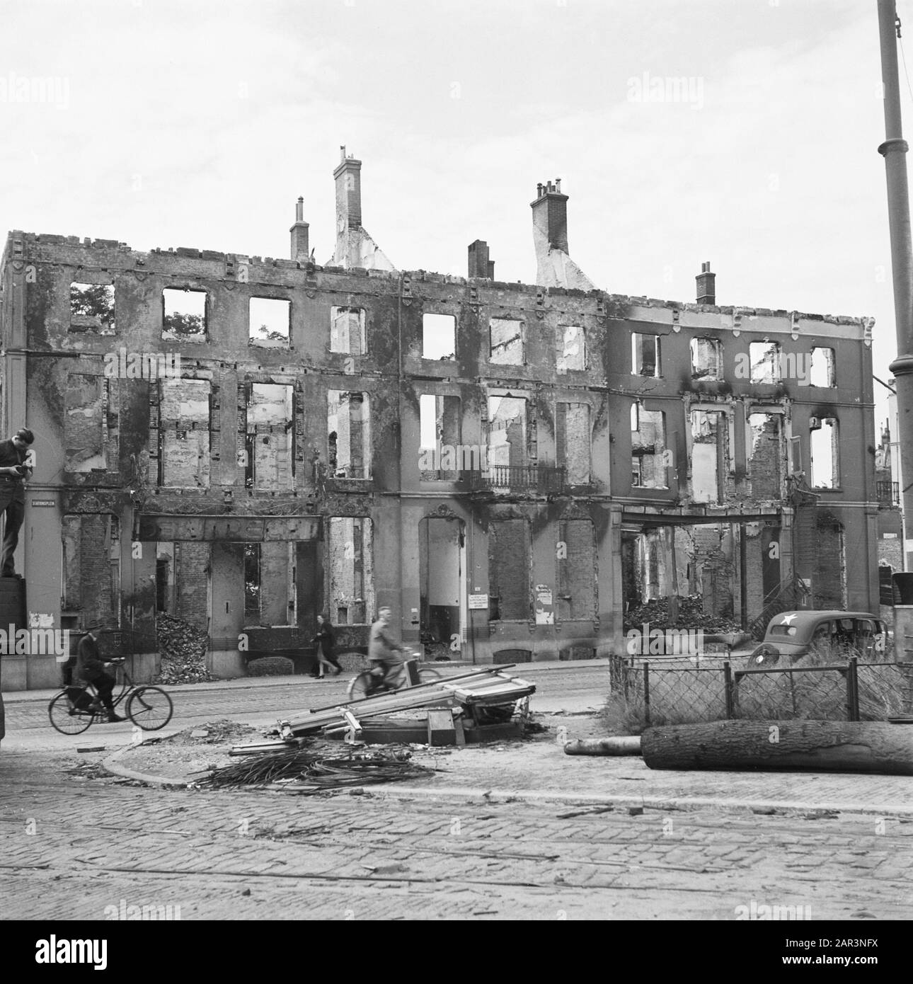 Vernielingen: Arnhem  [destroyed and burned out building at the Stationsplein] Date: June 1945 Location: Arnhem Keywords: buildings, World War II, destruction Stock Photo