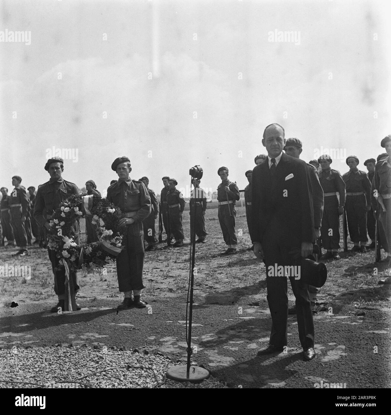 Liberation Festivals: Son (Noord-Brabant)  Wreath laying at the American cemetery in Son (Noord-Brabant) on the American Independence Day [Independence Day] by Minister of War J. Meynen Date: 4 July 1945 Location: Noord-Brabant, Son en Breugel Keywords: cemeteries, wreaths, soldiers, ministers Personal name: Meynen, J. Stock Photo