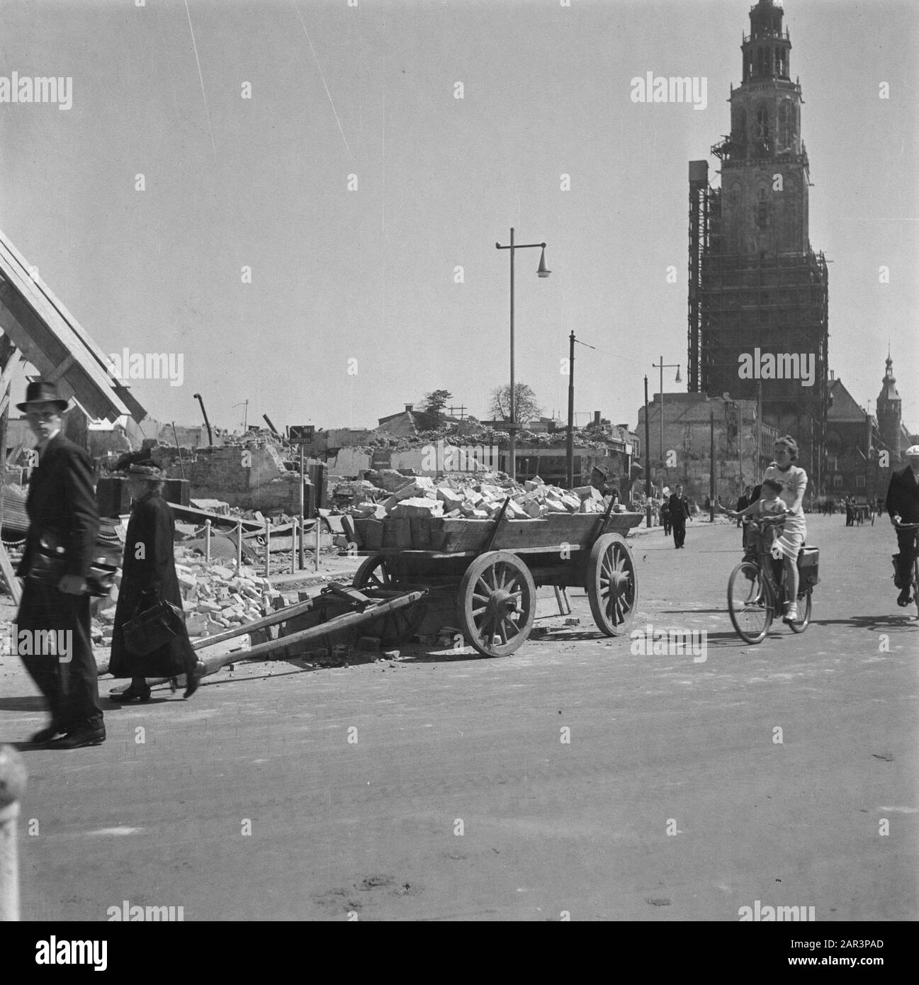 Devastations: Groningen [Grote Markt met Martinikerk] Date: 1945 ...