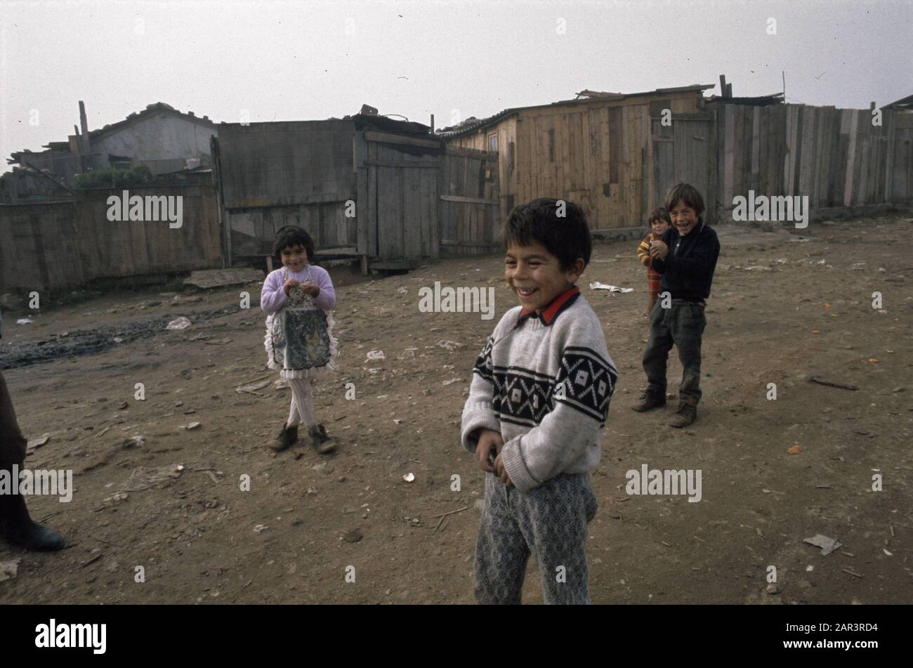 Serie Portugal, election fight/street images in Lisbon (early 1975); Lisbon slum with children Date: 1975 Location: Lisbon, Portugal Keywords: children, slum districts, street footage, elections Stock Photo