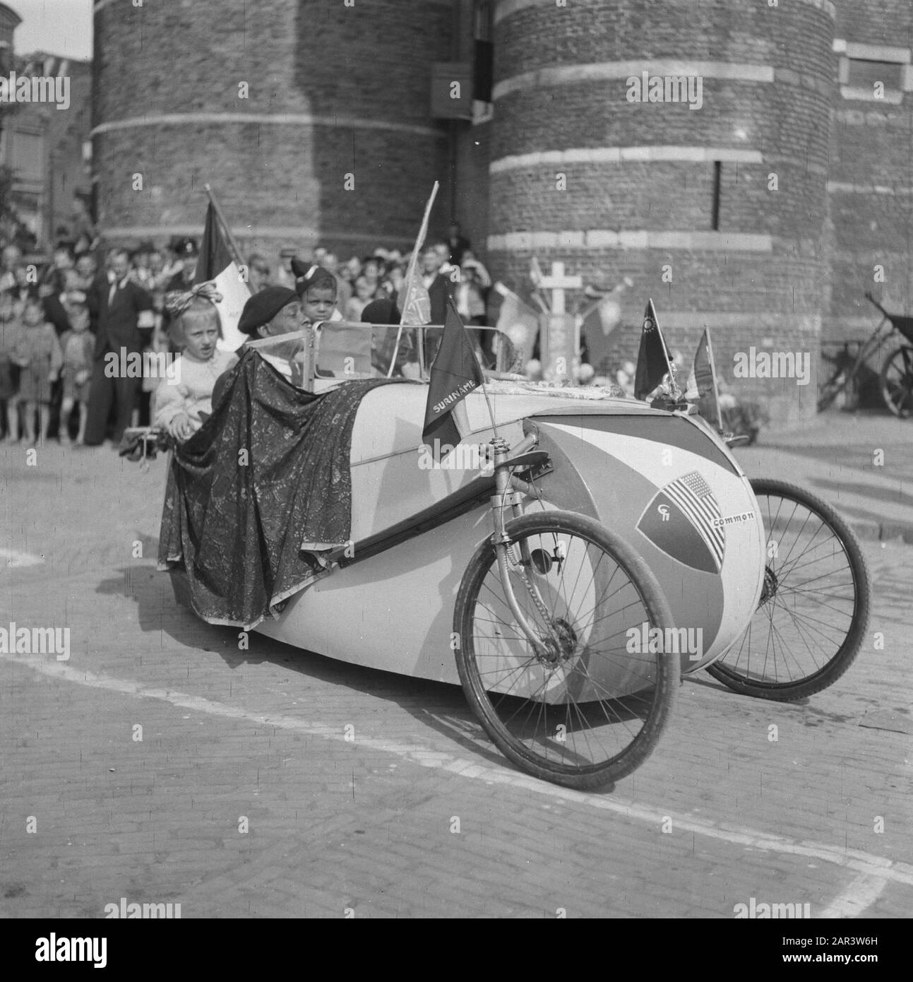 Chinese Dragon Game in Amsterdam tgv Japanese capitulation  Self-made vehicle in the parade for De Waag on the Nieuwmarkt Date: September 1945 Location: Amsterdam, Noord-Holland Keywords: folklore  :  Unknown/Anefo Stock Photo