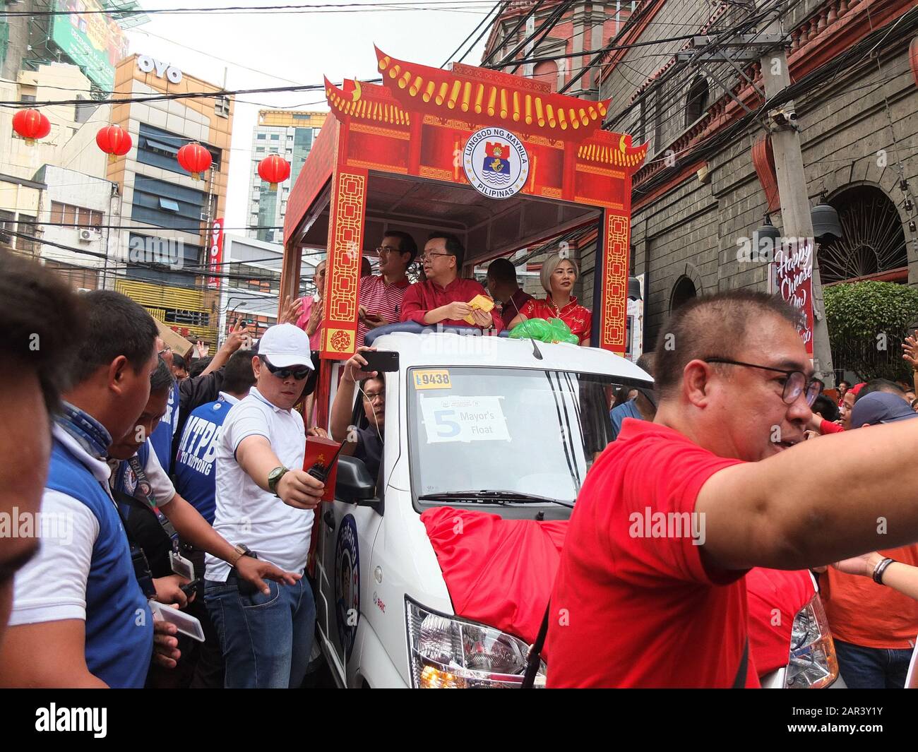 Manila, Philippines. 25th Jan, 2020. The float of Mayor Isko Moreno is being paraded at Ongpin street during the New year celebration.Filipinos and Filipino-Chinese celebrate Chinese New Year by visiting Binondo to enjoy dragon dances, fireworks and shopped Chinese foods such as much-loved 'Tikoy'. They also buy rounded fruits and lucky charms for luck and prosperity. Credit: SOPA Images Limited/Alamy Live News Stock Photo