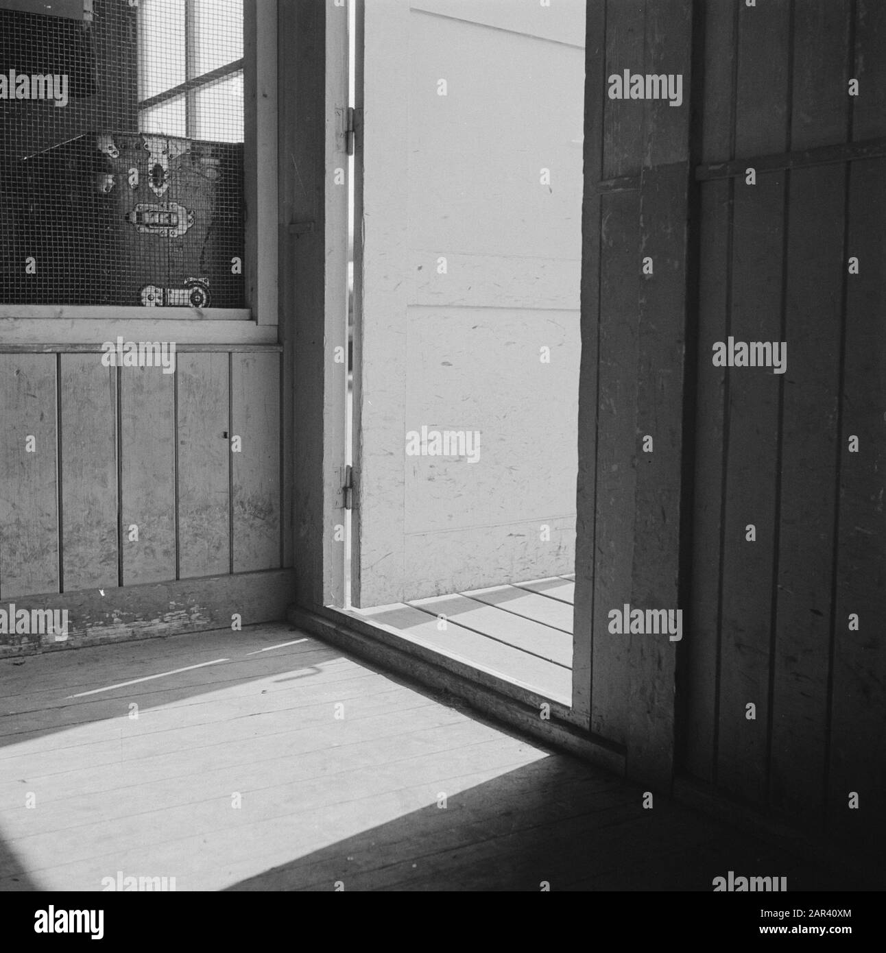 KLM [Keet at the airport Schiphol? Arrival and departure, customs officer in doorway?] Date: July 4, 1946 Keywords: airports Institution name: KLM Stock Photo