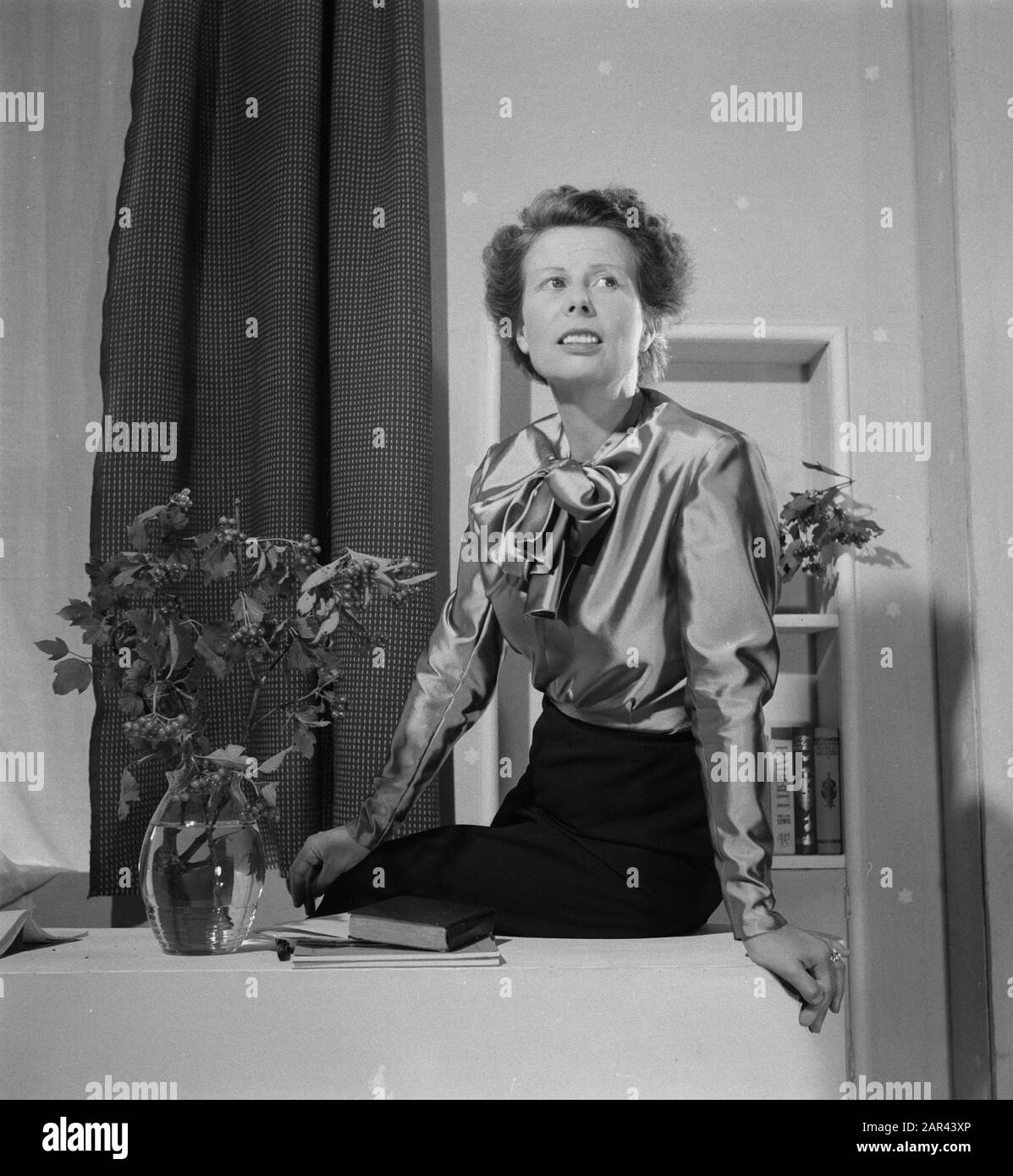 Scene from Nina, by André Roussin, by the Dutch Comedy. Mary Dresselhuys Date: 30 August 1950 Keywords: actresses, theatre Personal name: Dresselhuys, Mary Institution Name: Dutch Comedy Stock Photo