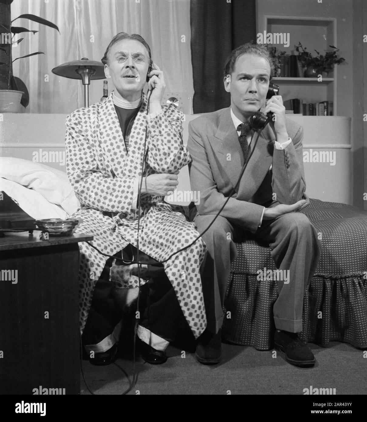Scene from Nina, by André Roussin, by the Dutch Comedy. Henk Rigters and Guus Oster (right) Date: 30 August 1950 Keywords: actors, theatre, actors Personal name: Oster, Guus, Rigters, Henk Institutional name: Dutch Comedy, Rigters, Henk Stock Photo