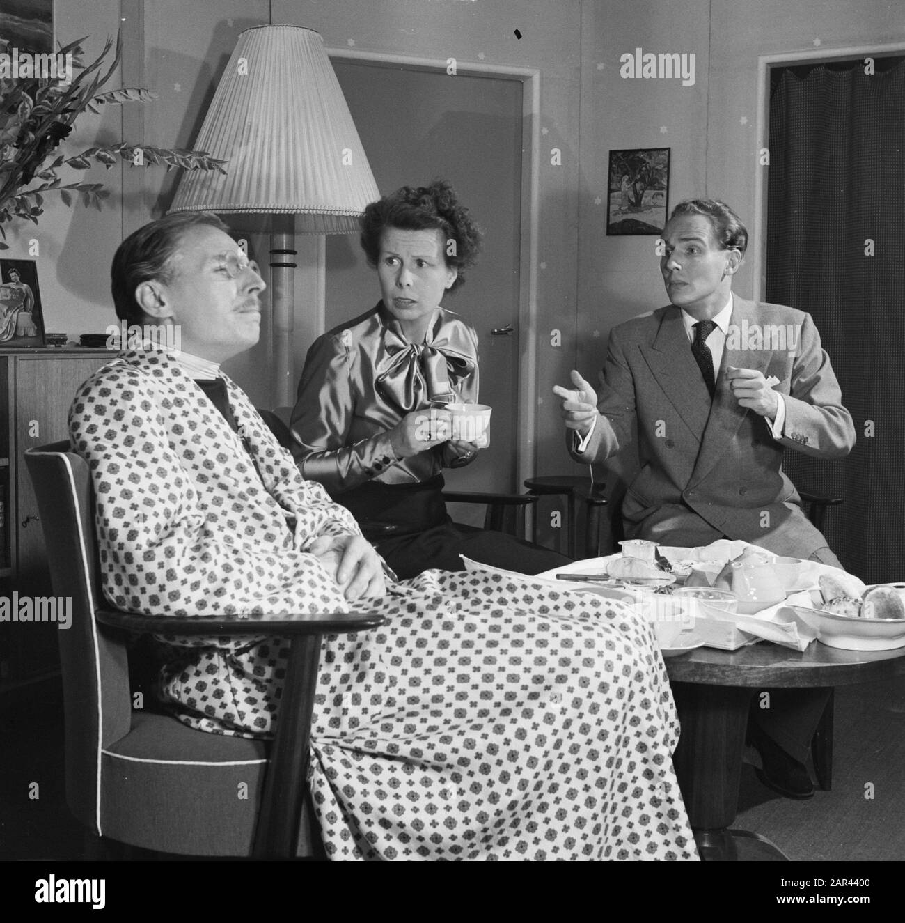 Scene from Nina, by André Roussin, by the Dutch Comedy. Henk Rigters, Mary Dresselhuys, Guus Oster Date: 30 August 1950 Keywords: actors, actresses, stage, actors Personal name: Dresselhuys, Mary, Oster, Guus, Rigters, Henk Institutional name: Dutch Comedy, Rigters, Henk Stock Photo