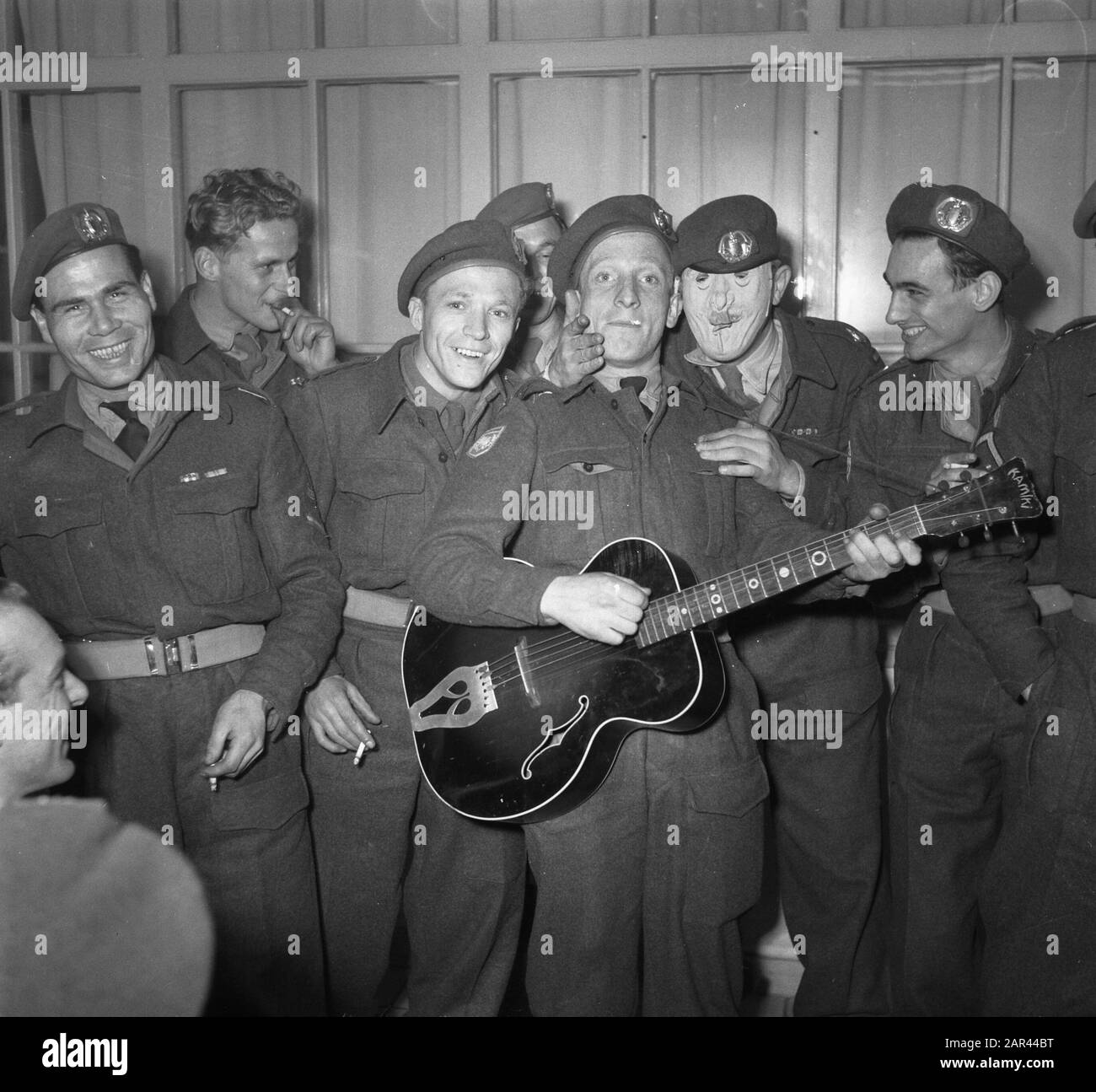Ds. P.H. Meerburg with Korea-volunteers from Schiphol to Korea Date: March 6, 1951 Keywords: volunteers Personal name: Ds. P.H. Meerburg Stock Photo