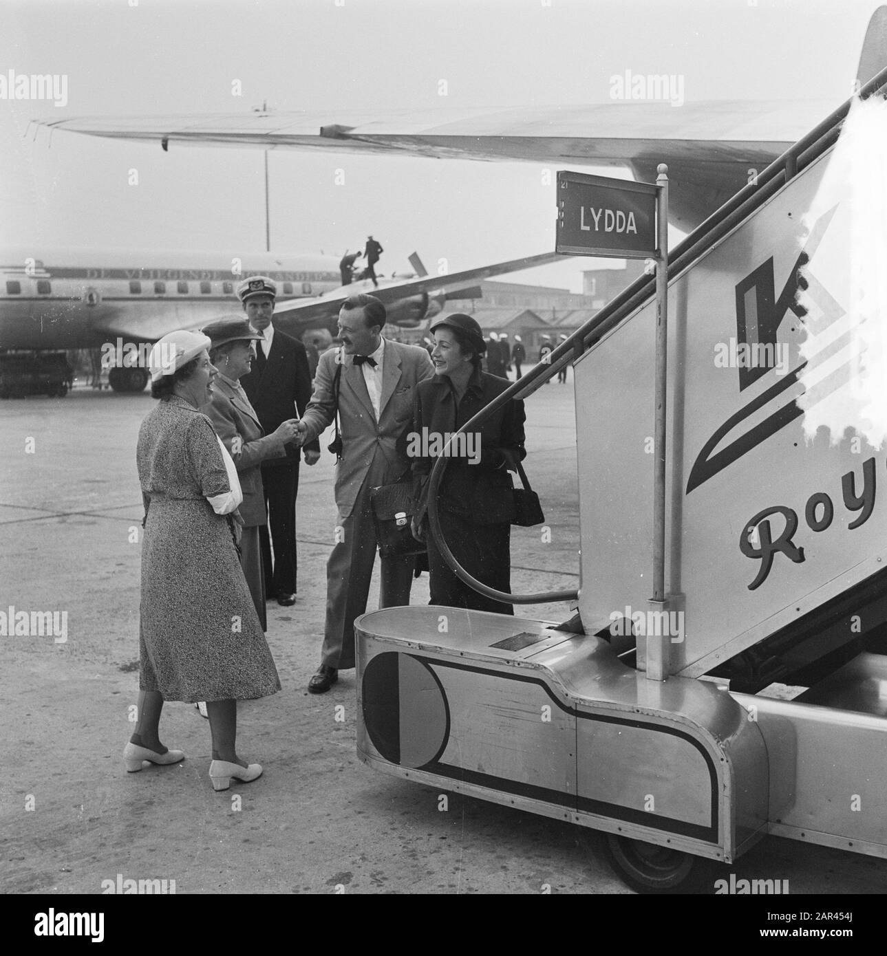 Prince Aschwin and ega on honeymoon Date: September 12, 1951 Location: Noord-Holland, Schiphol Keywords: honeymoons, princes, departures, airports Personal name: Armgard, princess of Lippe-Biesterfeld, Aschwin, prince, Watzdorf Simone Louise Stock Photo