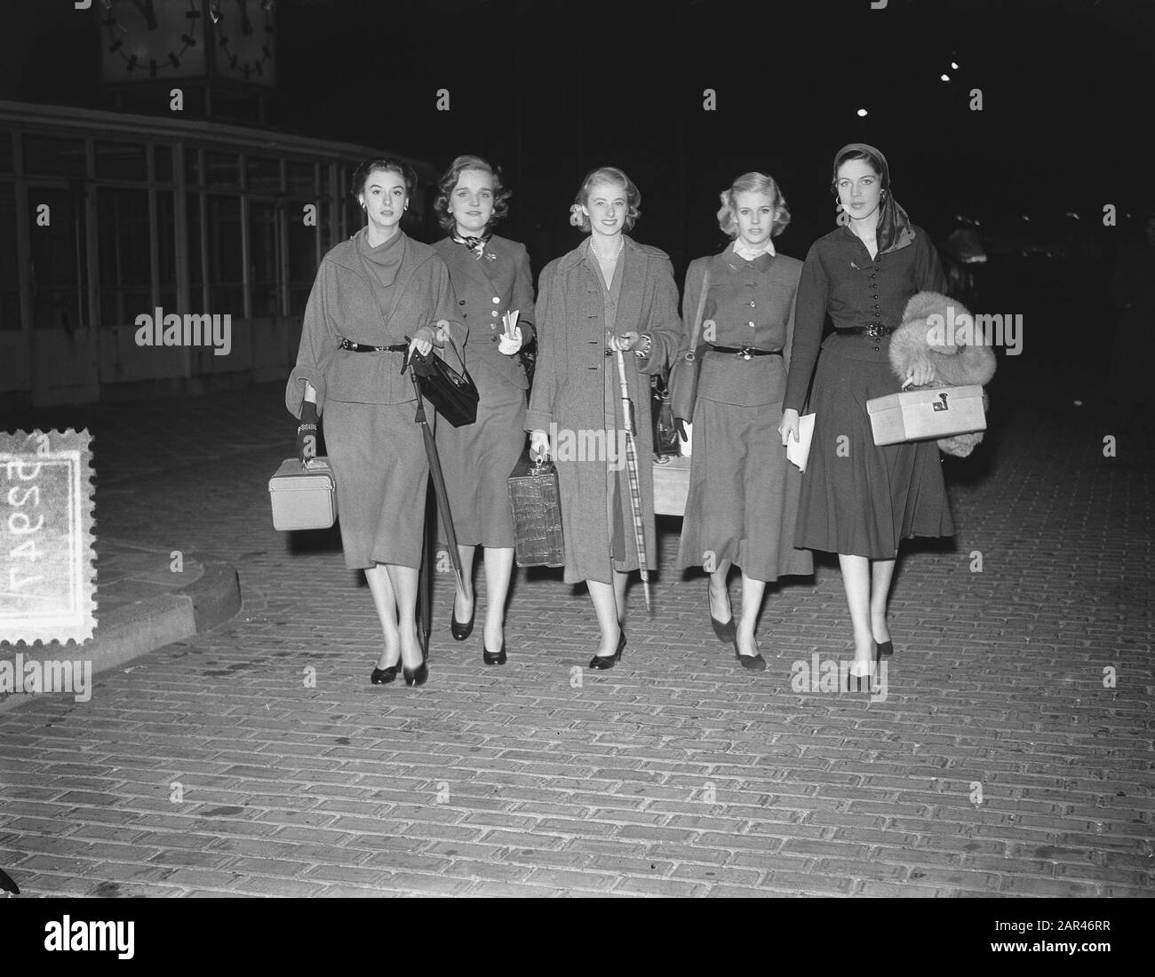 English mannequins arriving at Schiphol Annotation Subject 5 English