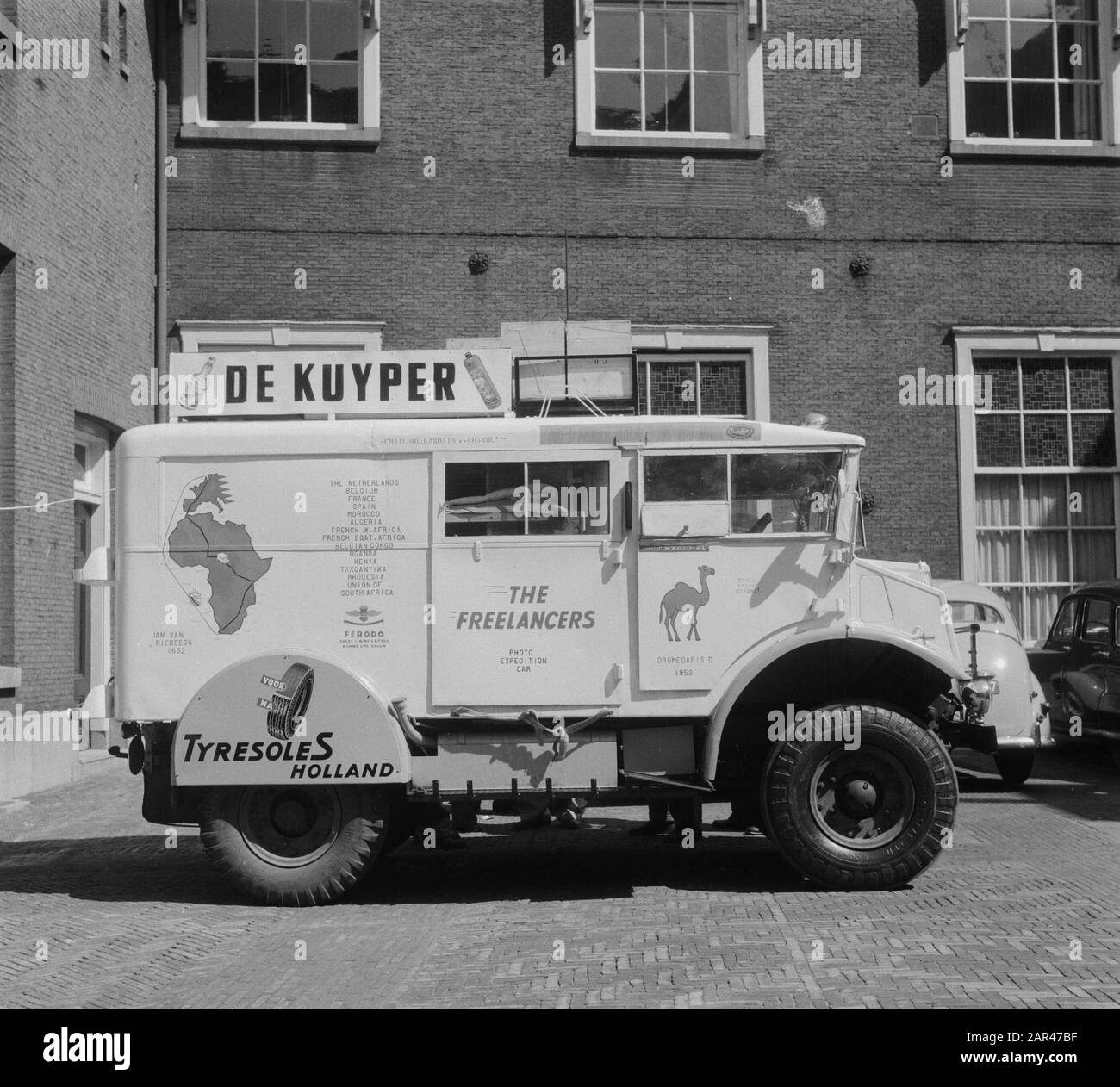 Young people go by car to Cape Town Travel of 18000 km Two Amsterdam bachelors, 25-year-old Karel Kramer, former commercial employee, and 28-year-old autotechniker Jan Helms, will be with a converted, strong army truck, the Dromedaris II, the more than 13,000 km long journey across Europe and Africa to Cape Town. B Date: 8 May 1952 Location: Amsterdam Keywords: expeditions Stock Photo