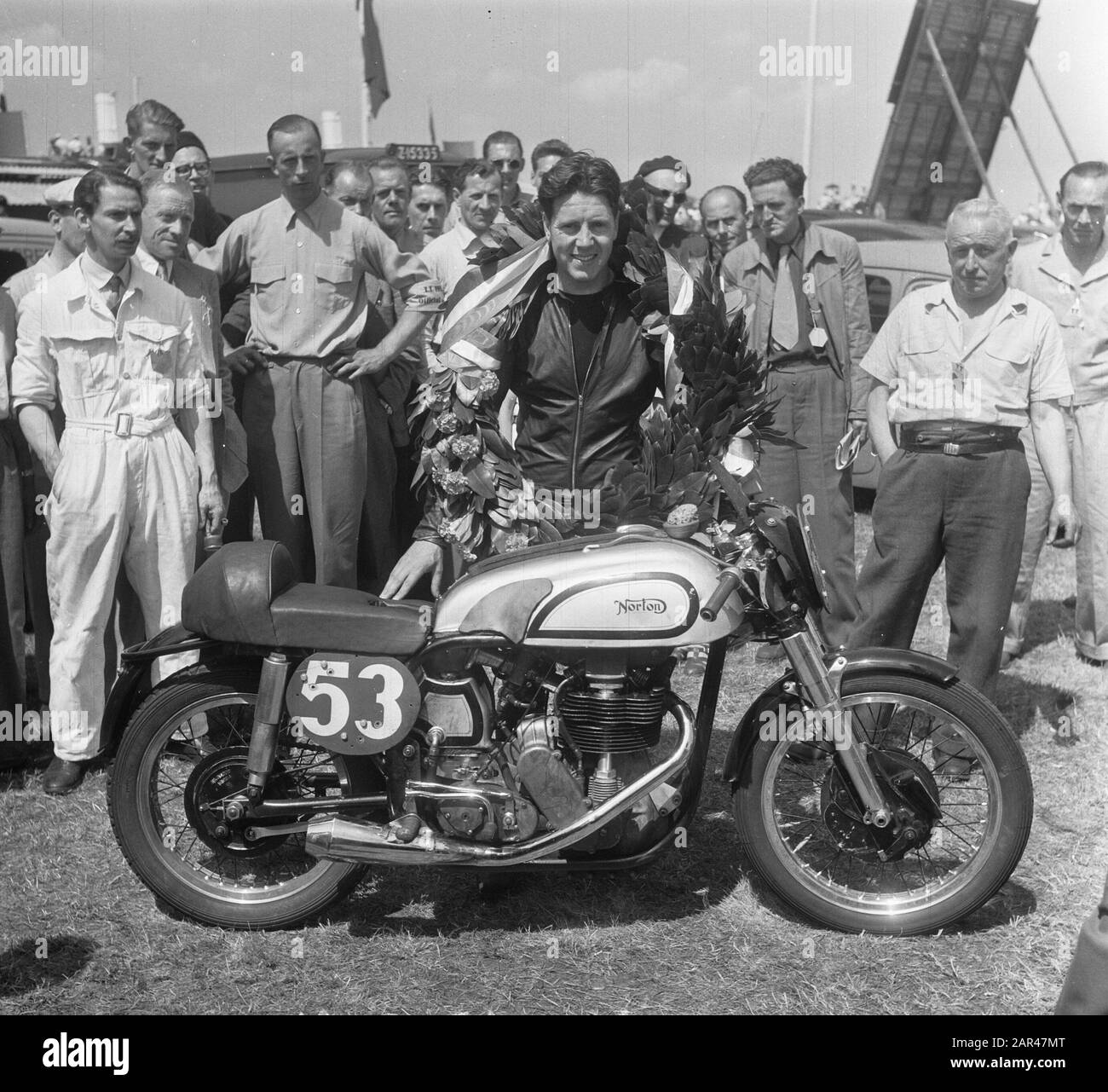 TT Assen 1952  Huldiging Geoff Duke, winner 350cc Date: 27 June 1952 Location: Axes Keywords: Motorsport Person name: Duke, Geoff Institution name: TT Stock Photo