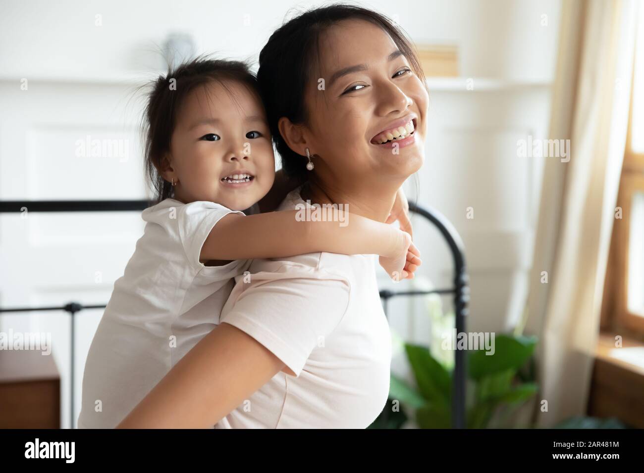 Asian mom hi-res stock photography and images - Alamy