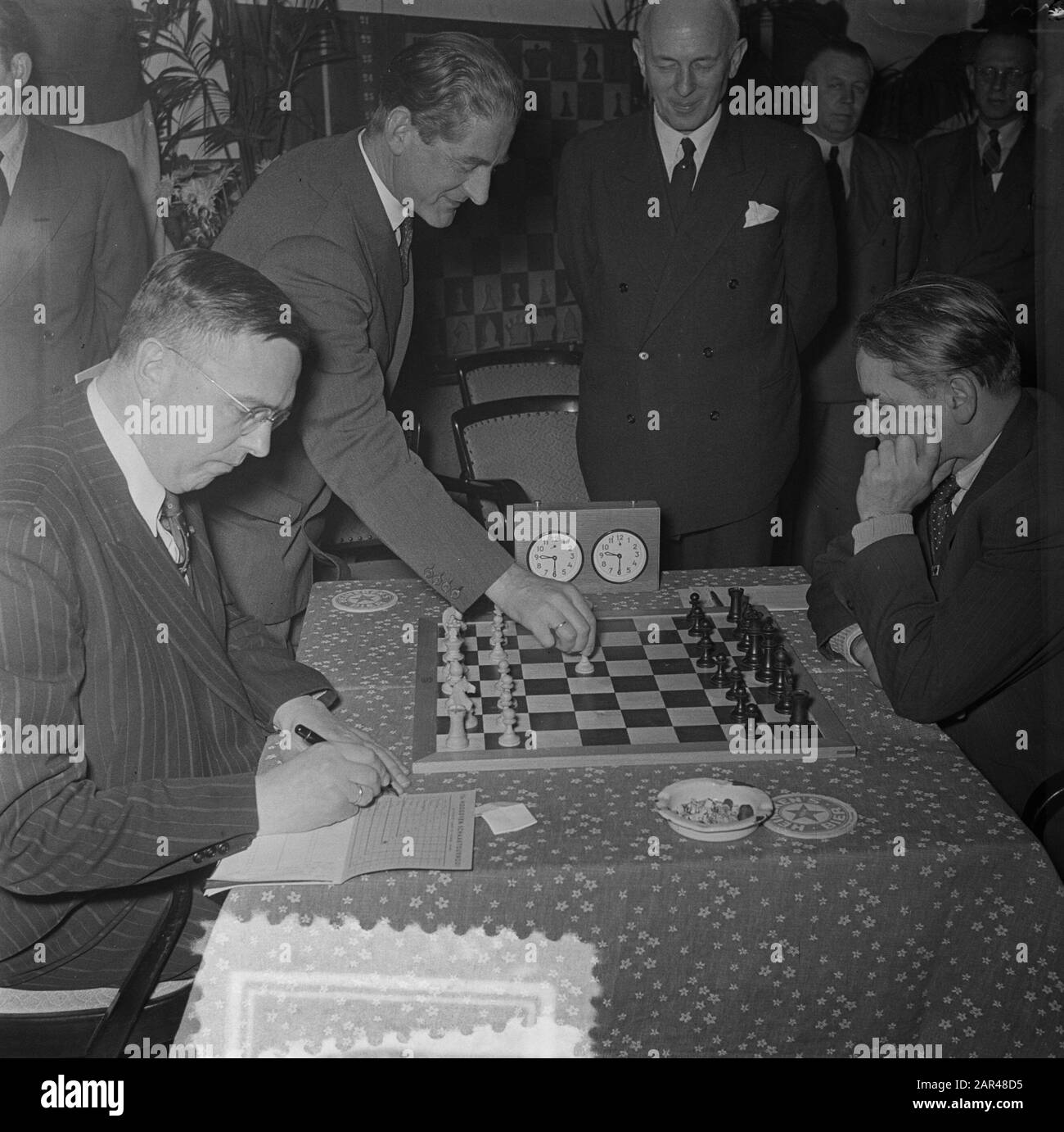 Chess opening hi-res stock photography and images - Alamy