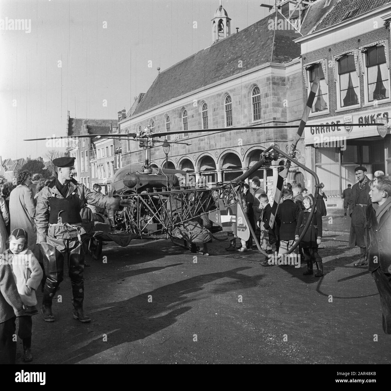 Cross with sailors in Zierikzee Date February 8, 1953 Location
