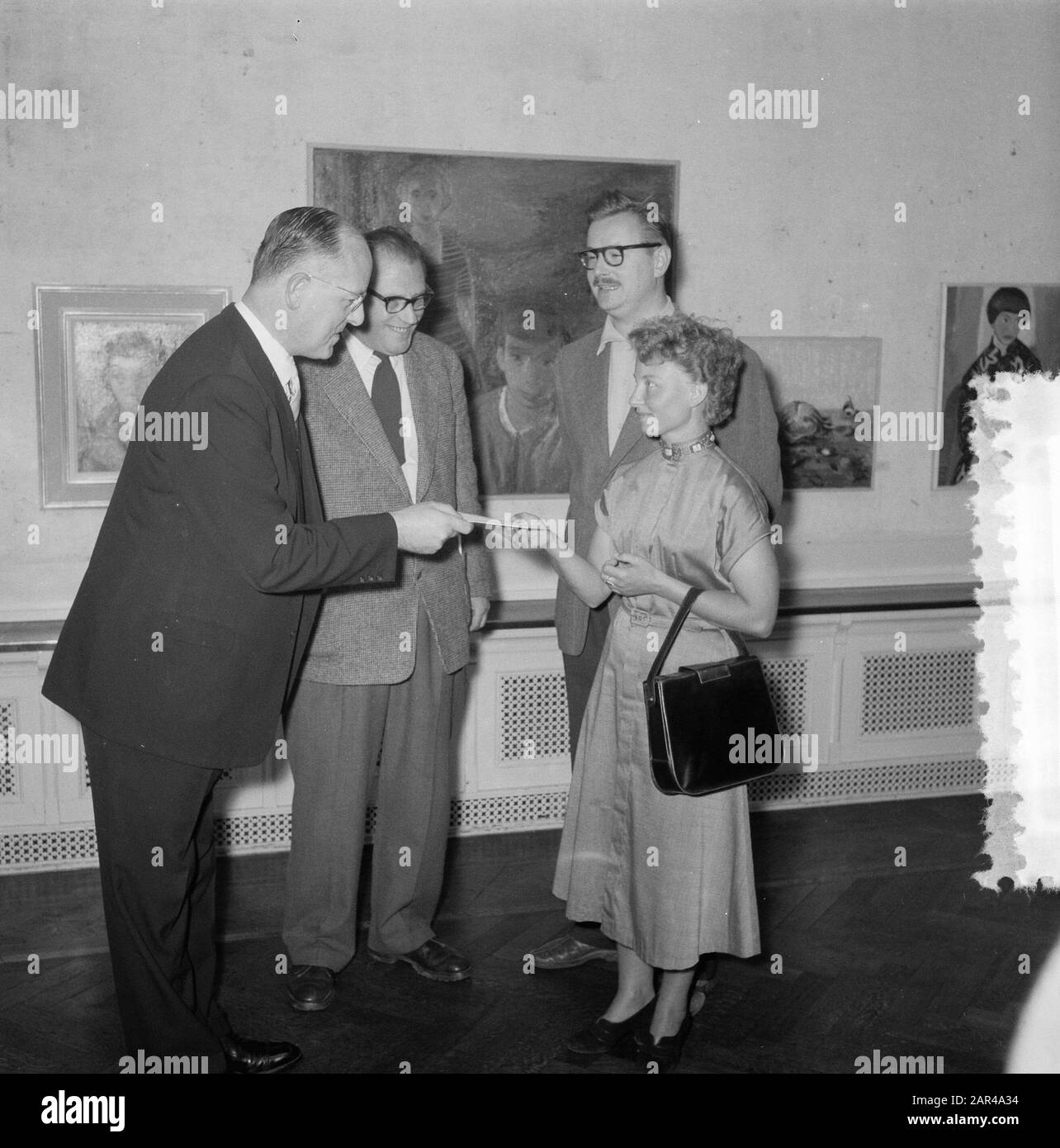 Awards J. Marisprijs Den Haag, Co Westerik, mayor Schokking, W. Hussen, Jeny Dalenoord Date: 30 July 1955 Location: The Hague, Zuid-Holland Keywords: Awards Personal name: Mayor Schokking, Co Westerik, J. Marisprijs W. Hussen Stock Photo