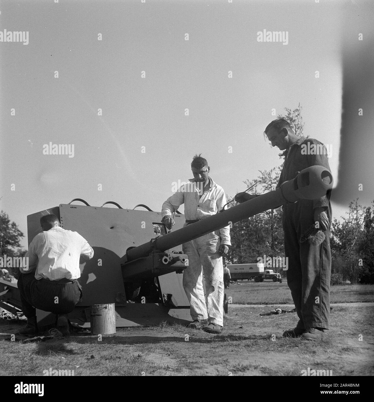 Arnhem  [Serie Arnhem] English cannon from World War II is placed near the Rhine Bridge] Date: September 12, 1947 Location: Arnhem Keywords: cannons, weapons Stock Photo