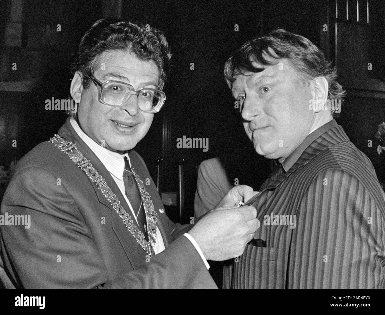 Lintjesregen; burgemeester Van Thijn geeft een onderscheiding aan Peter Oosthoek  27 april 1984; ' Stock Photo