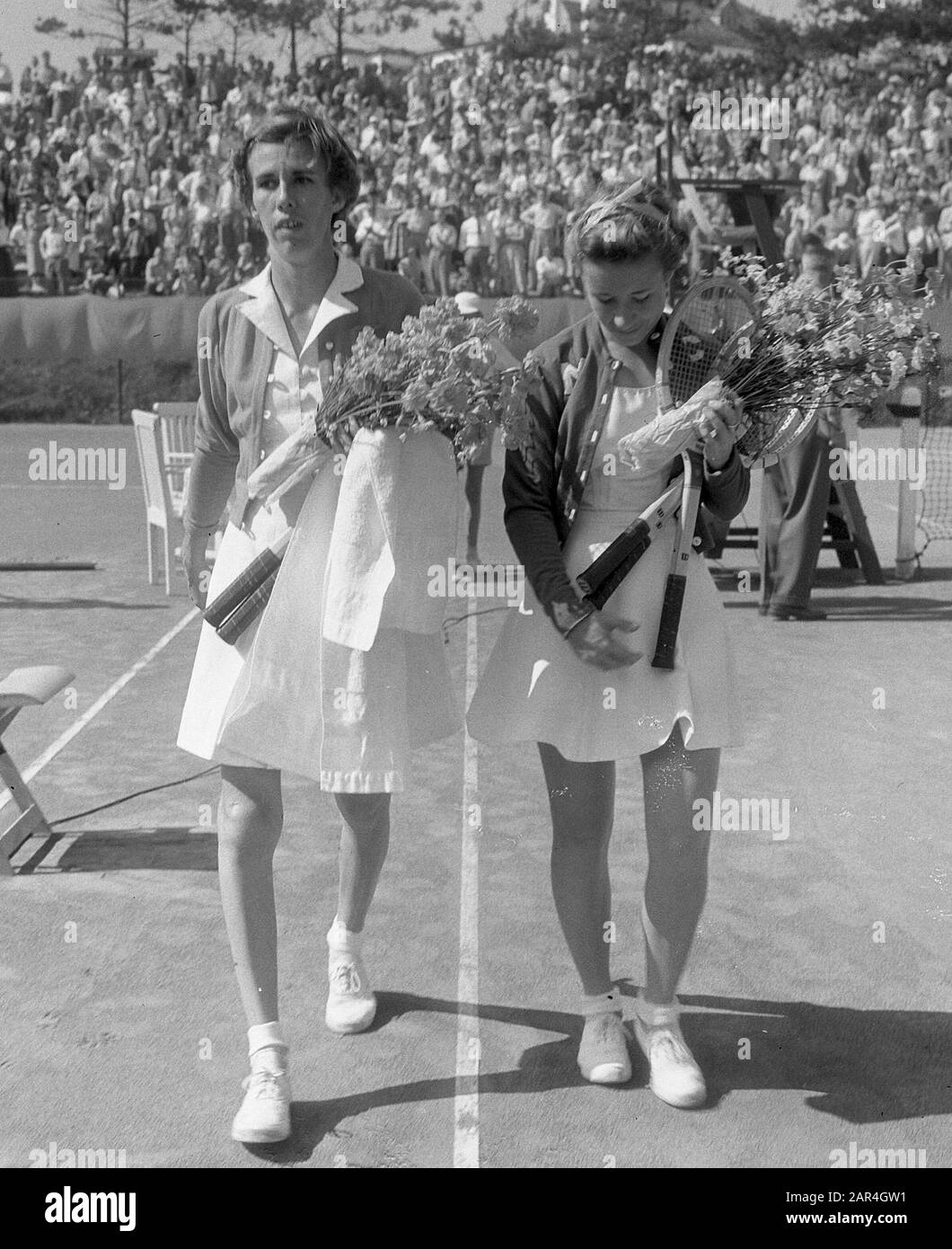 Tennis Noordwijk. Maureen Connolly (right) and Doris Hart (left); Stock Photo