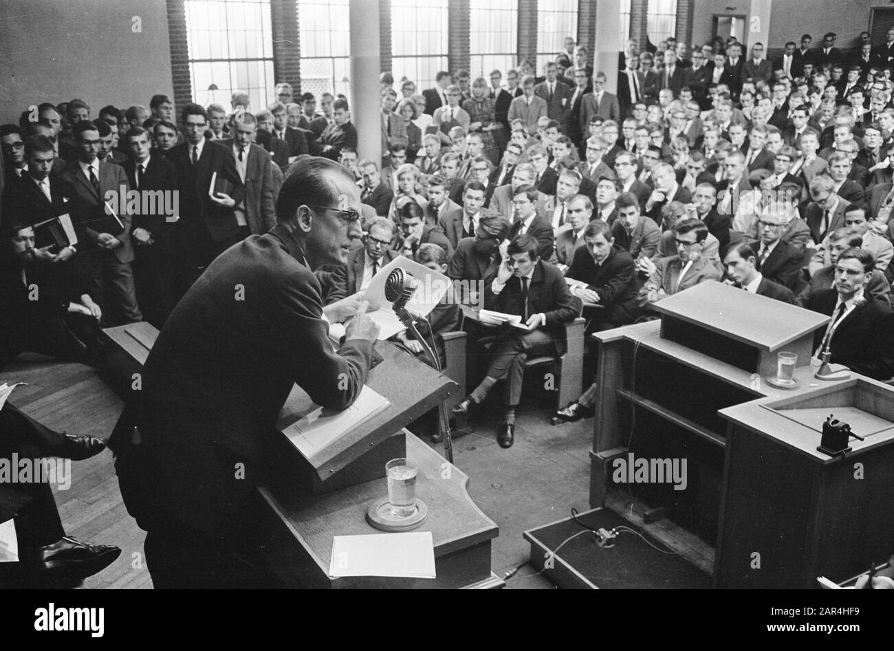 Student Teach-in in Rotterdam on the policy of Minister of Education and Science Isaäc Arend Diepenhorst  Dr. Willem Drees jr. during his presentation Date: 7 October 1966 Location: Rotterdam, Zuid- Holland Keywords: politicians, students Personal name: Drees jr. Willem Stock Photo