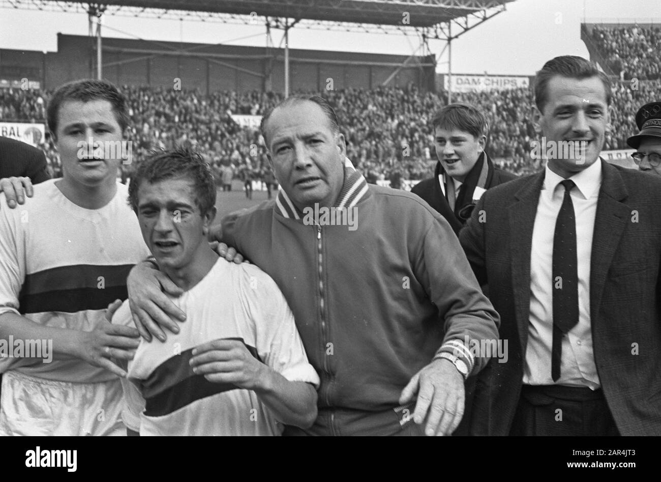 DWS against Feyenoord 2-0, players and trainer Talbot at Frits Flinkewing Date: October 3, 1965 Keywords: PLAYERS, sports, trainers, football Personal Name: Flashwing, Frits, Talbot, [...] Institution name: Feyenoord Stock Photo