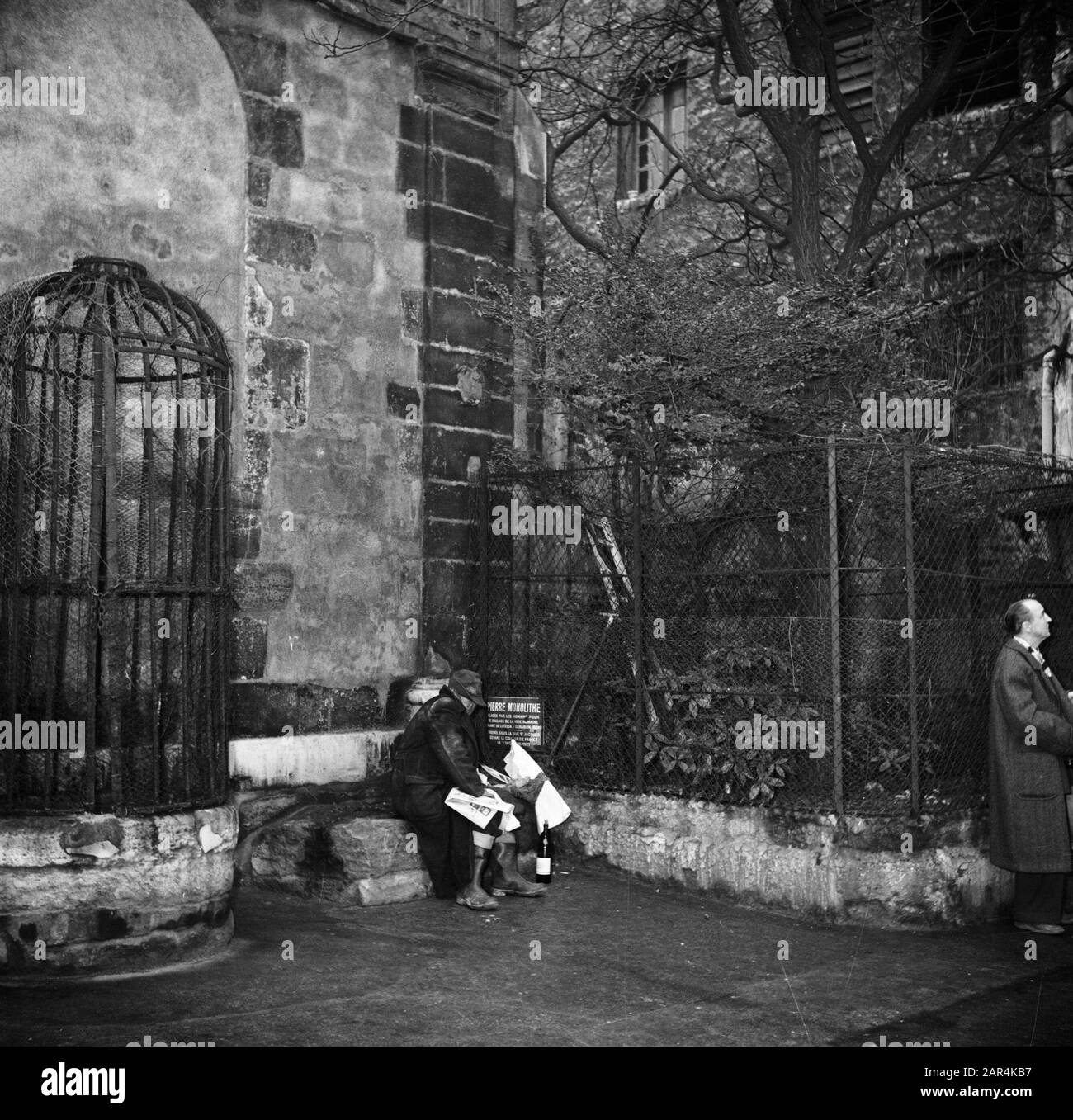 Clockard Paris clochard Black and White Stock Photos & Images - Alamy