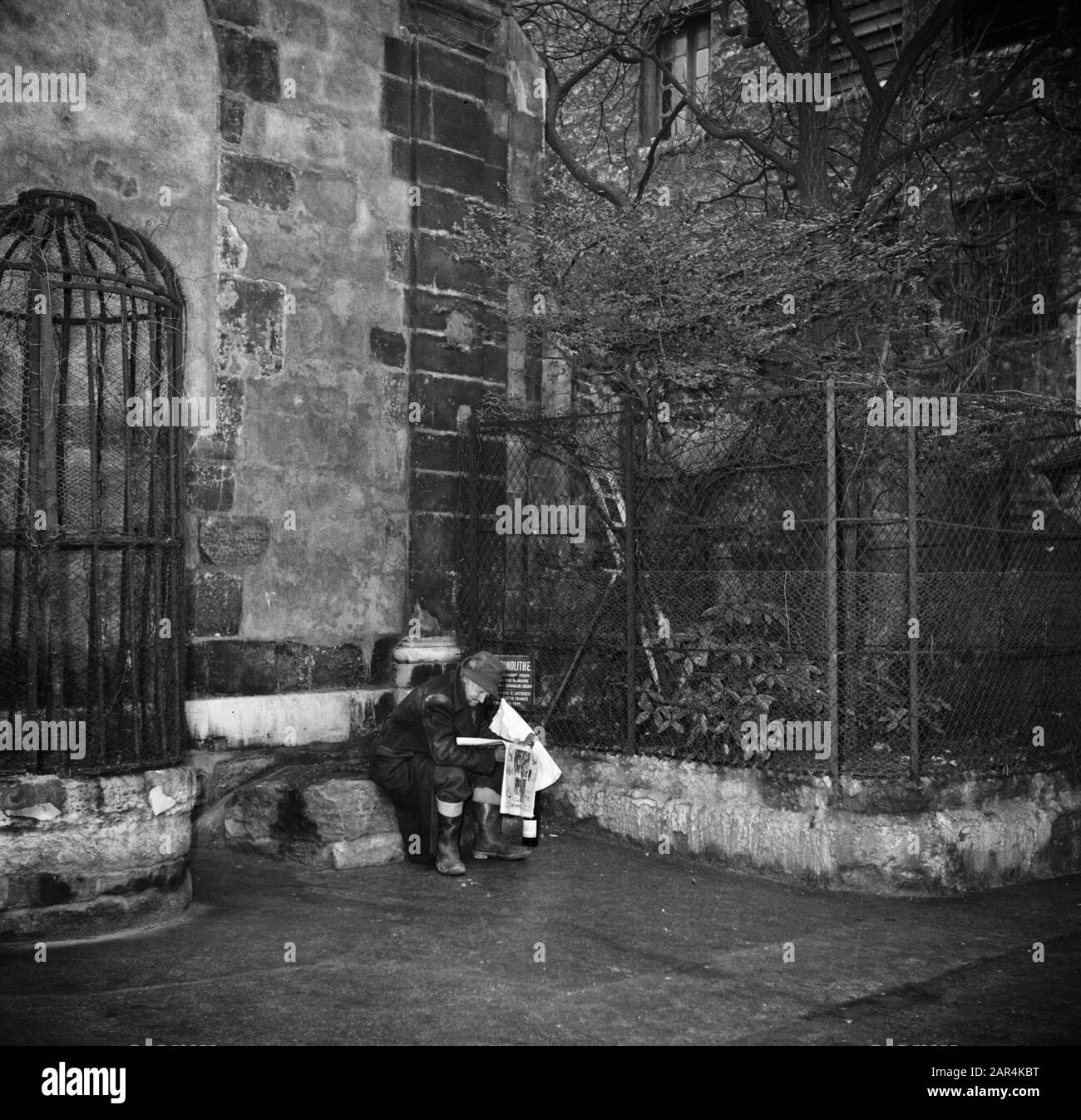 Clockard Paris clochard Black and White Stock Photos & Images - Alamy