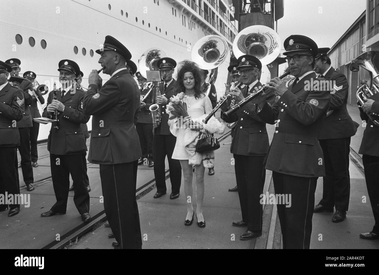 Contestants at the Miss Holland 1971 election on the cruise ship Himalayan  A participant between the members of the music band Date: May 7, 1971 Location: Amsterdam, Noord-Holland Keywords: misselections, music bands, ships Institution name: Miss Holland Stock Photo
