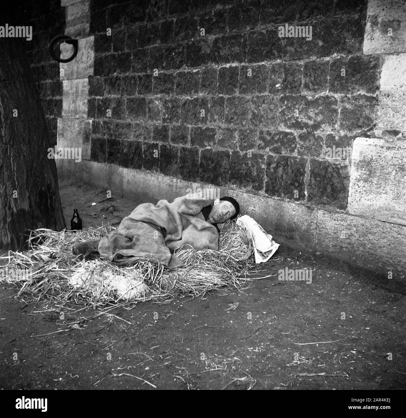 Clockard Clochard in paris hi-res stock photography and images - Alamy