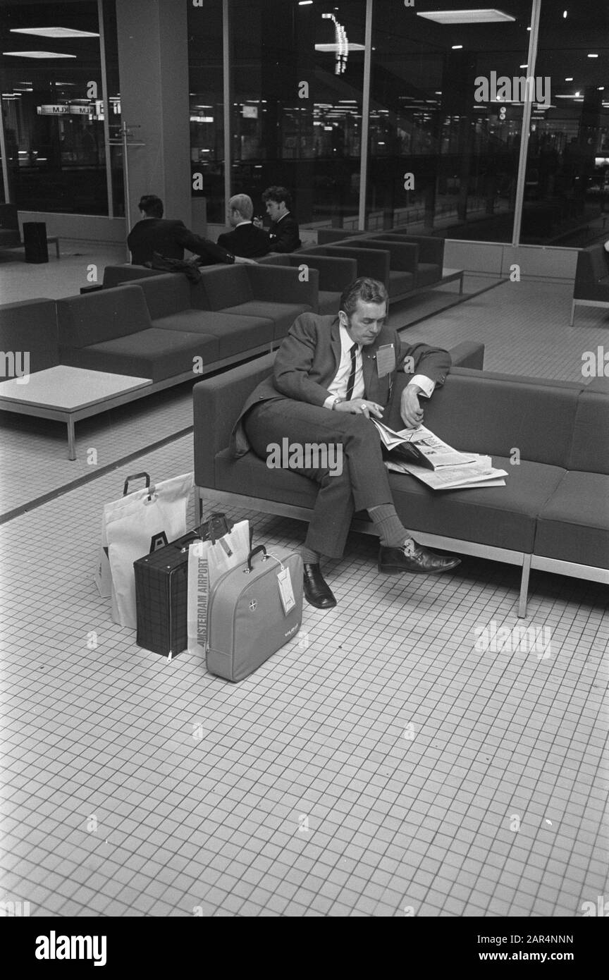 Elftal Feijenoord departs from Schiphol to Argentina/for match against Estridiantes; trainer Ernst Happel sits alone on couch/Date: August 21, 1970 Location: Noord-Holland, Schiphol Keywords: sport, trainers, football Personal name: Ernst Happel Institution name: Feyenoord Stock Photo