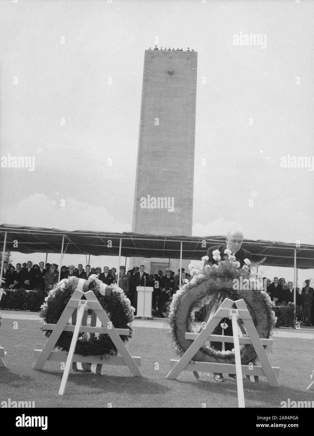 Enthusiastic supporters of De Gaulle for the Elysee Memorial Day at Margraten Date: May 30, 1958 Location: France Keywords: followers Personal name: Gaulle, Charles de Stock Photo