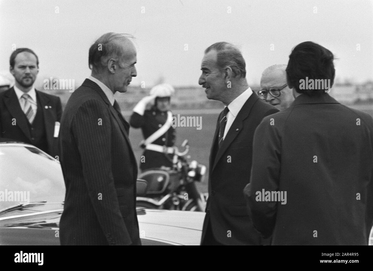 European Council in Maastricht, Minister Van der Klaauw and Valéry Giscard d'Estaing at Beek Airport Date: 23 March 1981 Location: Beek, Maastricht Keywords: ministers, airports Personal name : Giscard Destaing, Klaauw, Chris van der Stock Photo