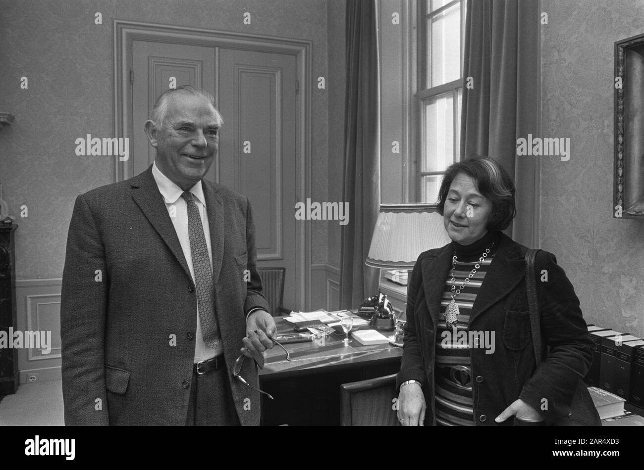 Formateur Burger receives mrs. mr. Rood de Boe Date: 12 March 1973 ...