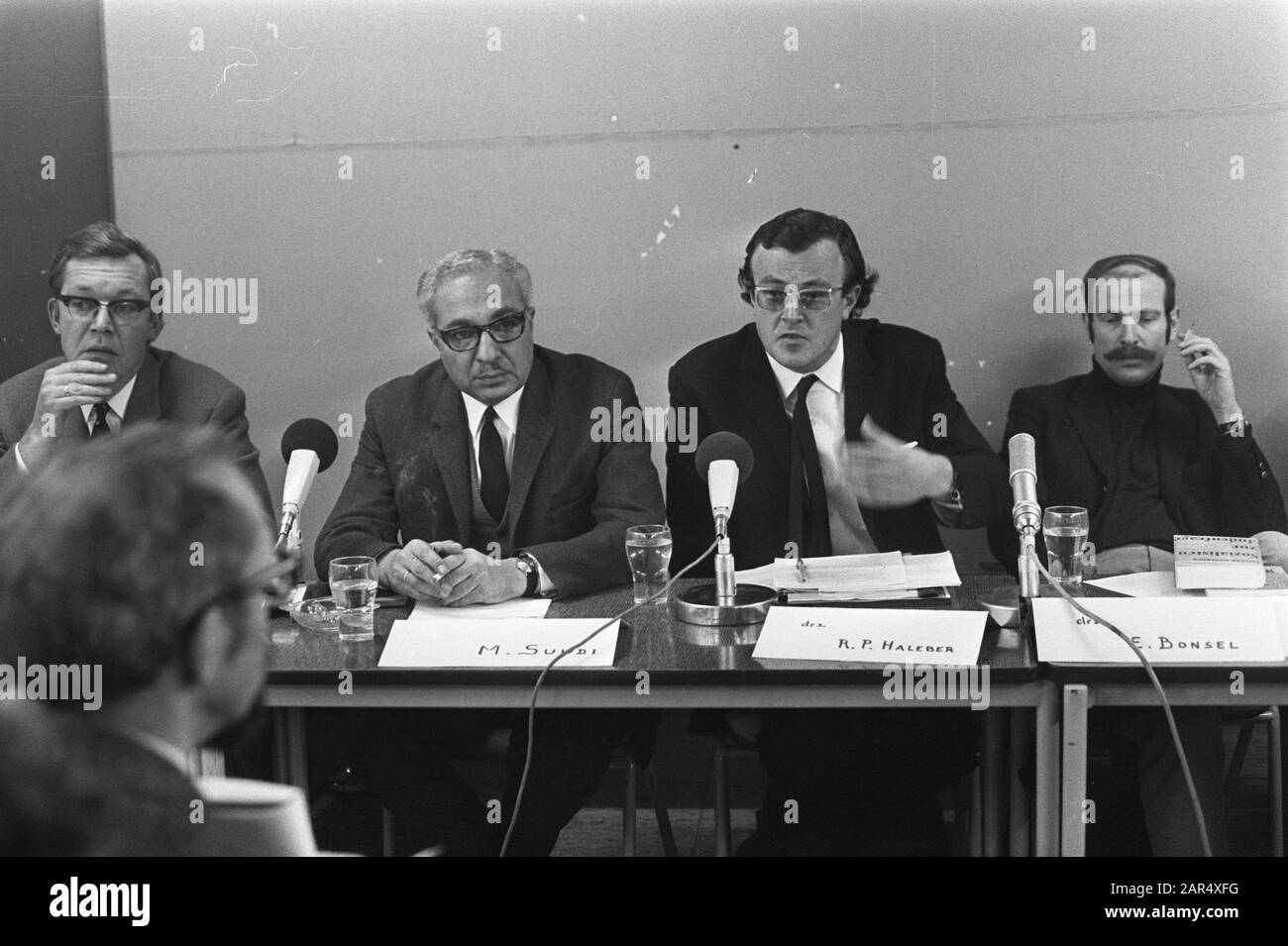 Forum on anti-Zionism and anti-Semitism in the Anne Frank House Amsterdam. M. Suidi (Palestinian) (Chairman), dr. P. Haleber, dr. E. Bonsel Date: 22 December 1969 Location: Amsterdam, Noord-Holland Keywords: FORA, members of the forum Person: Bonsel, E., Haleber, R.P., Suidi, M. Stock Photo