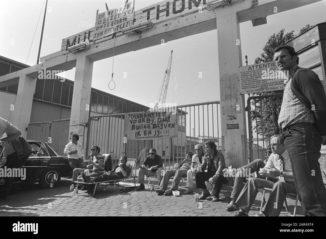Havenstaking Rotterdam 1979  Fouragering of posting strikers; banner: Tolerance is over so stay outside me and you Date: September 6, 1979 Location: Rotterdam, Zuid-Holland Keywords: employment conditions, companies, occupations, port staff, ports, banners, strikes, food supply Stock Photo