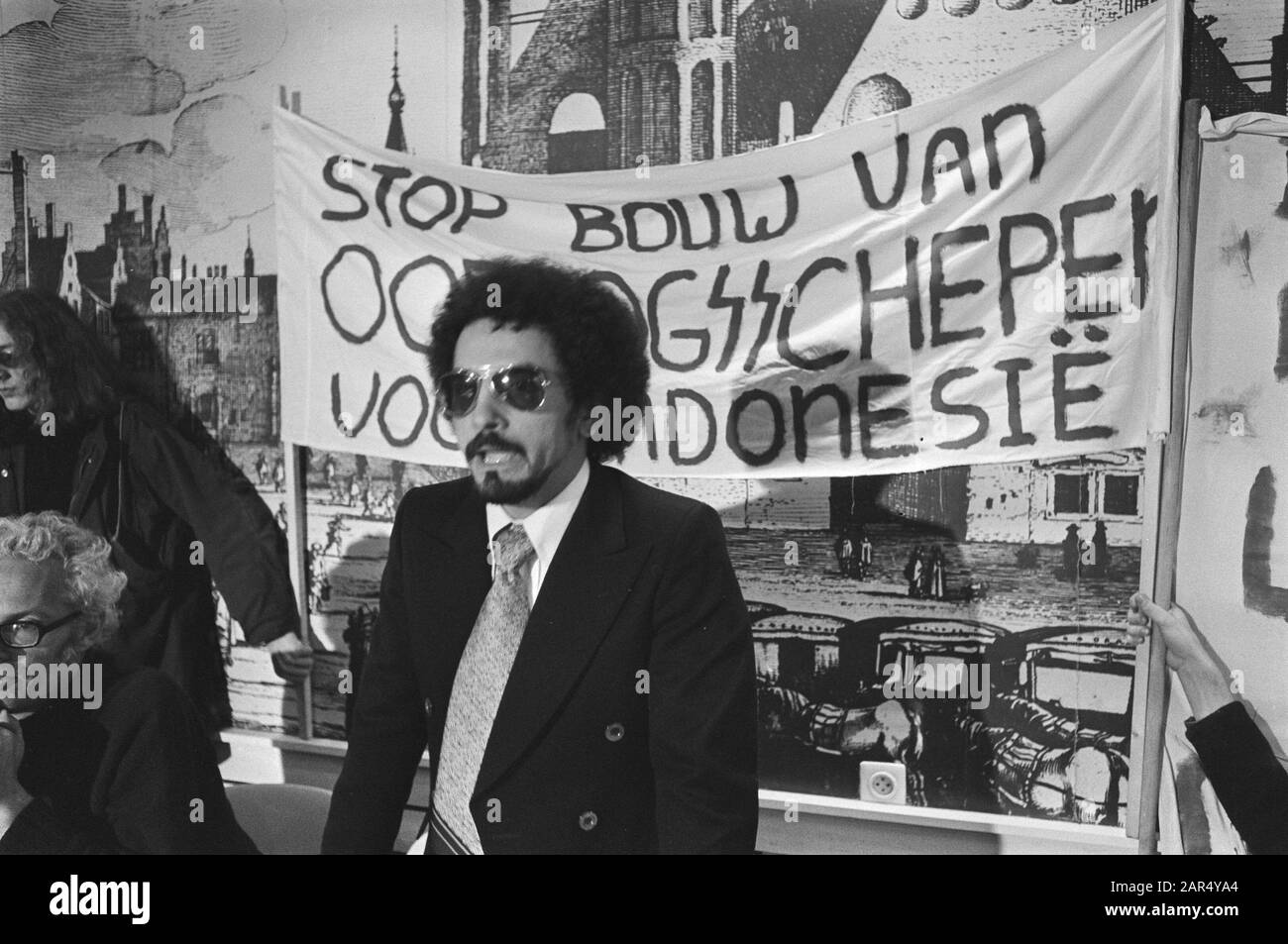 Chamber questions on the construction of corvettes for Indonesia  Fretilin foreman Ramos-Horta between the banners Date: March 3, 1977 Location: The Hague, South-Holland Keywords: Fretilin, liberation movements, demonstrations Personal name: Ramos-Horta, José Manuel Stock Photo