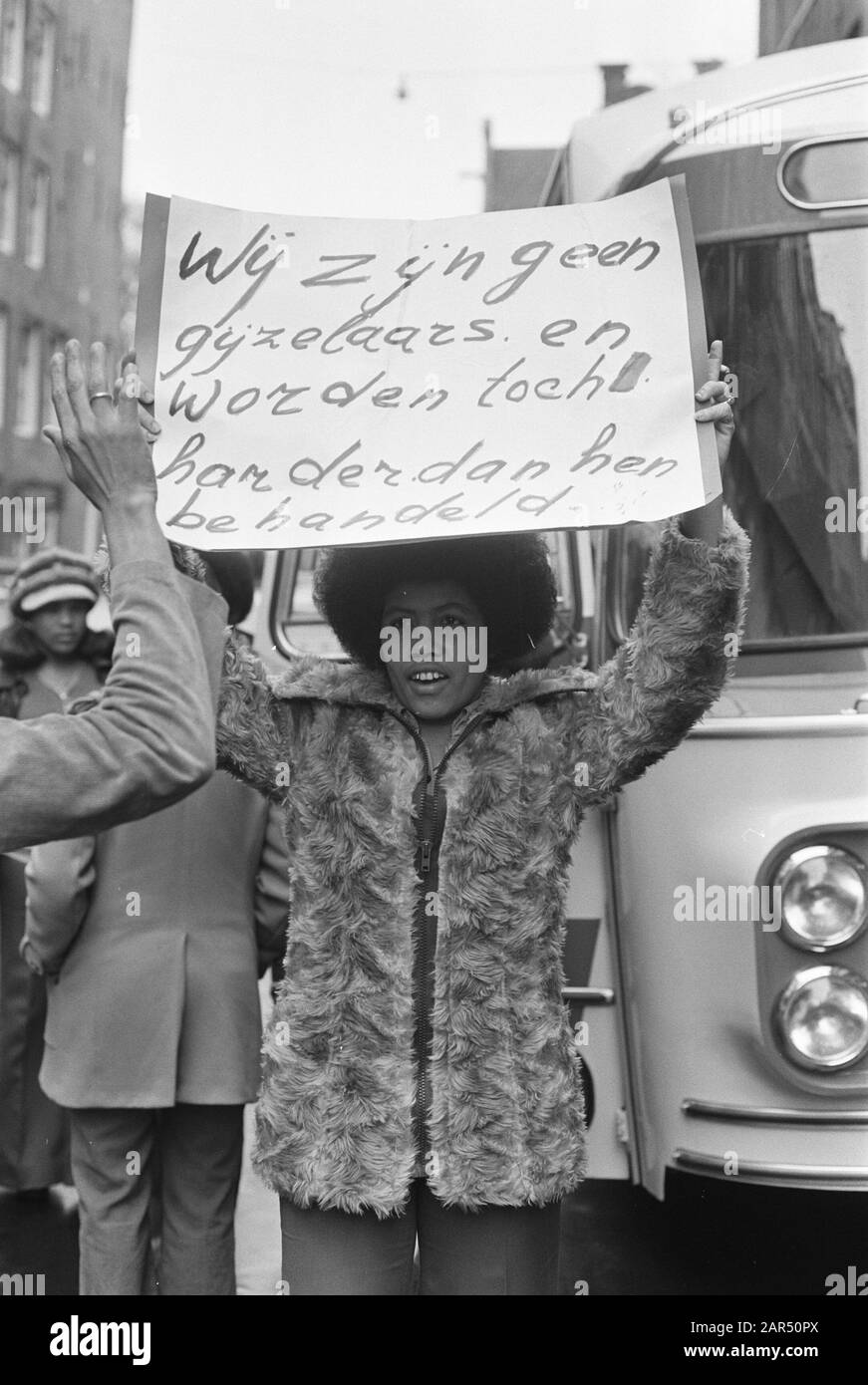 City Council of Amsterdam handles budget 1975; Surinamer with protest board Date: 30 October 1974 Location: Amsterdam, Noord-Holland Keywords: municipal councils, protests Stock Photo