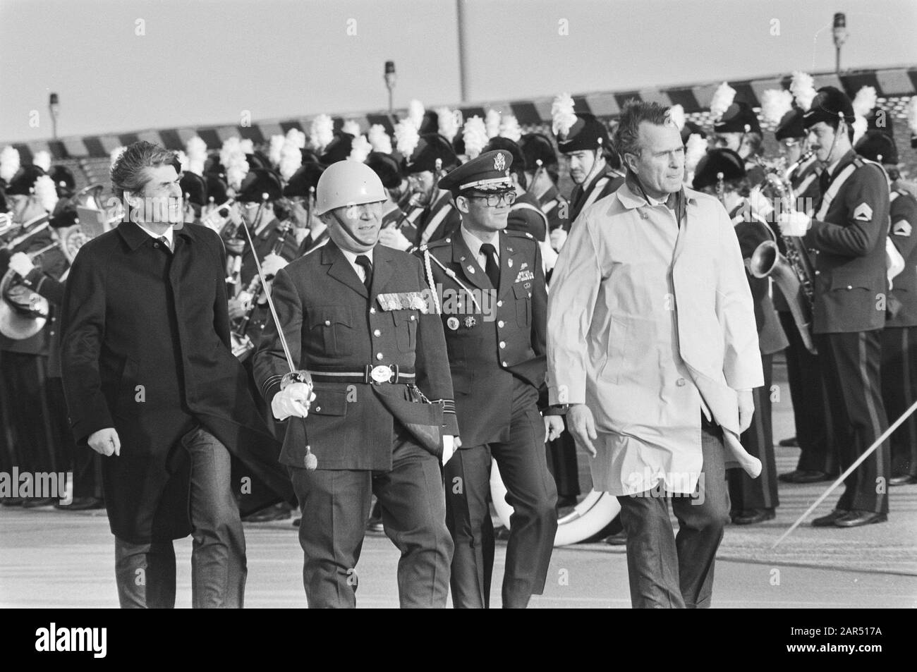 Visit of US Vice President George Bush  George Bush (Sr.) and Prime Minister Lubbers inspect the honour guard at the arrival at Schiphol Date: 1 February 1983 Location: Noord-Holland, Schiphol Keywords : arrival and departure, military, prime ministers, ceremonies, state visits Personal name: Bush, George, Lubbers, Ruud Stock Photo
