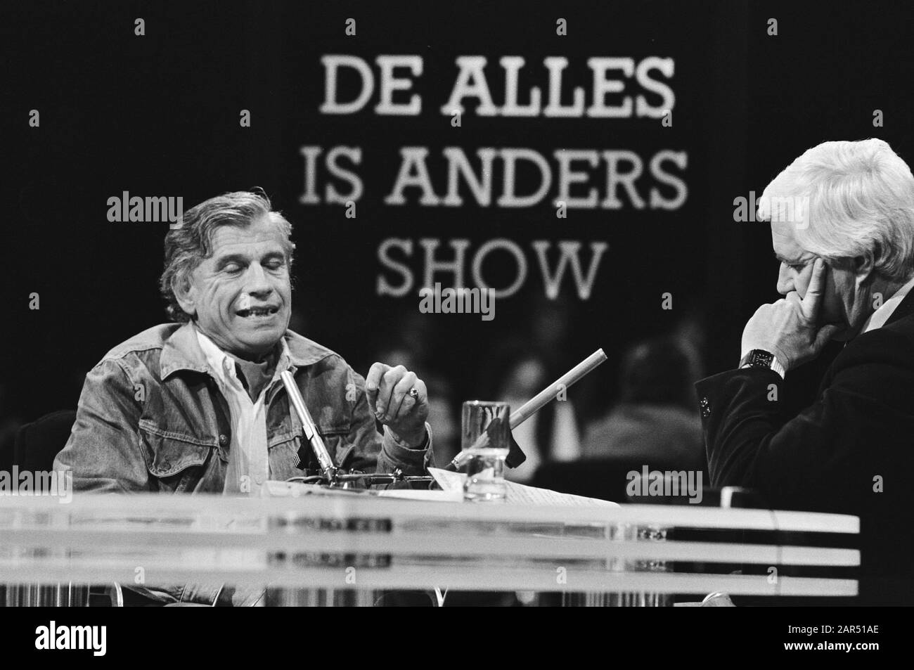 Gerard Reve in the Alles is Anders Show of the Kro TV after an interview in het Parool  Gerard Reve (l) and presenter Aad van den Heuvel Date: January 24, 1983 Keywords: programmers, writers, television programs Personal name: Heuvel, Aad van den, Reve, Gerard of the Institution name: KRO Stock Photo