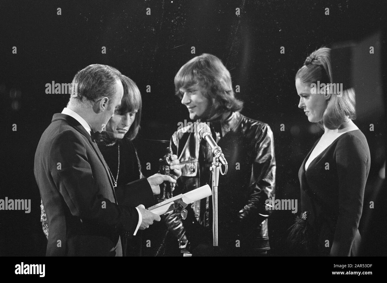 Grand Gala Du Disque 1968 Grand Gala Du Disque Vlnr Wim Sonneveld Harry Muskee Of Cuby alamy