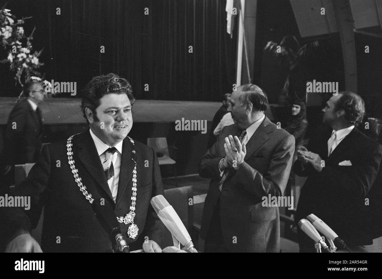 H. J. L. Vonhoff installed as mayor of Utrecht; Vonhoff with chain of office Date: 19 August 1974 Location: Utrecht Keywords: mayors, installations Personal name: Vonhoff, Henk Stock Photo