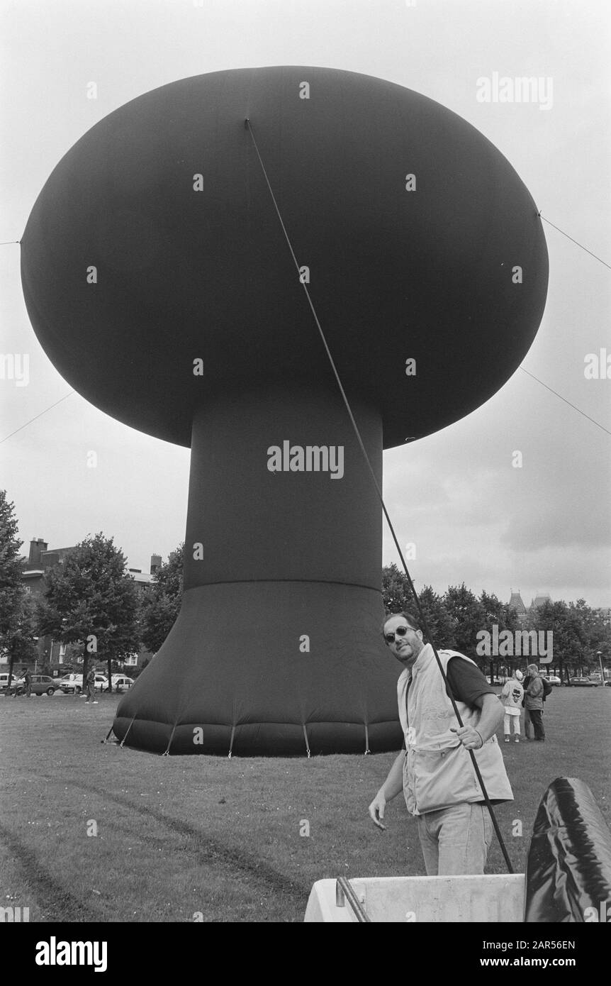 Commemoration atomic bomb Hiroshima; artist Lee Waisler with inflatable ...