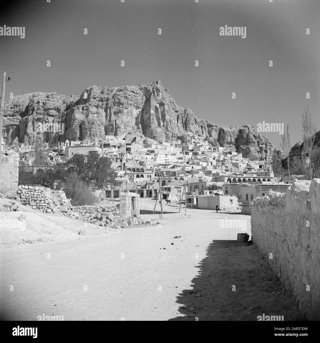 Middle East 1950-1955: Syria View of the city of Aleppo with the citadel  above Date: 1950 Location: Aleppo, Syria Keywords: fortresses, landscapes,  panoramas Stock Photo - Alamy