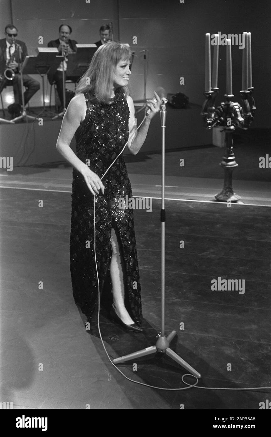 Hildegard Knef during TV recording Date: March 14, 1969 Keywords: TV recordings Person name: Knef, Hildegard Stock Photo
