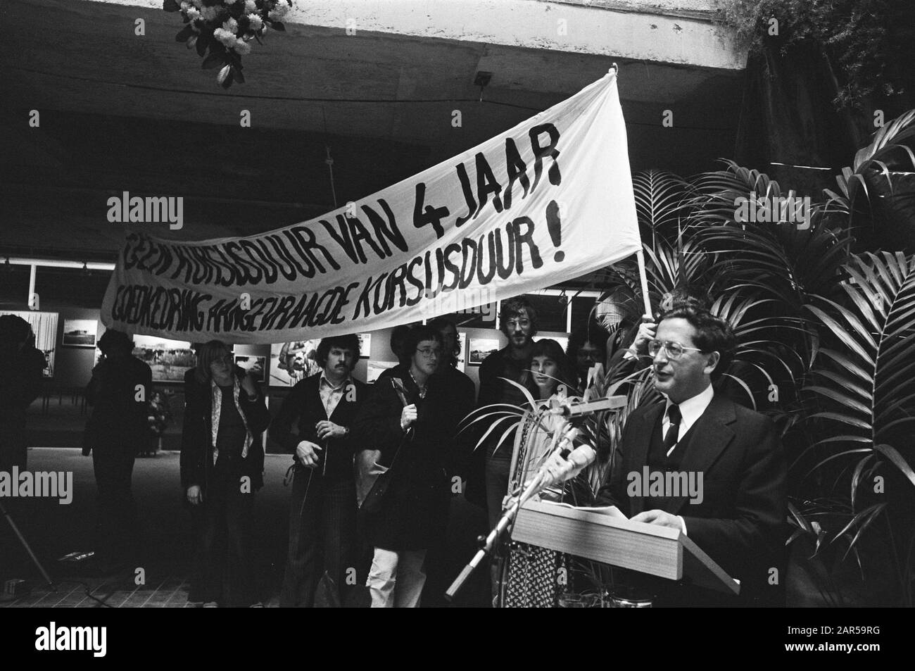 Highest point reached at construction Academic Hospital in Bijlmermeer; protest at opening speech Pais (r) Date: September 21, 1978 Keywords: protests, hospitals Institution name: Academic Hospital Stock Photo