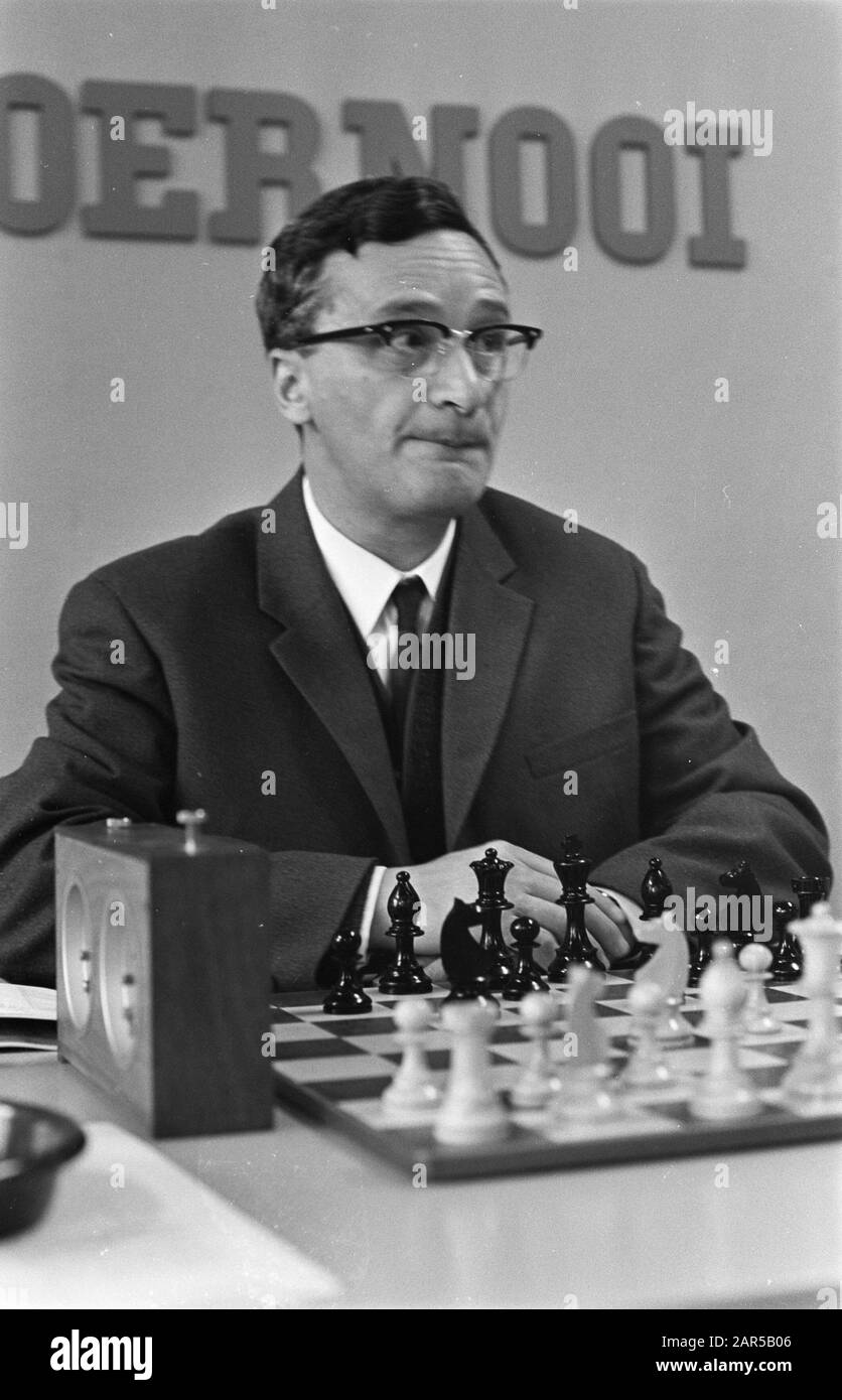 IBM Chess Tournament 1968 Description: Bronstein (l) plays against  Shamkovich (r). Kavalek looks along Date: 31 July 1968 Location: Amsterdam,  Noord-Holland Keywords: group portraits, chess players, chess tournaments, chess  players Personal name